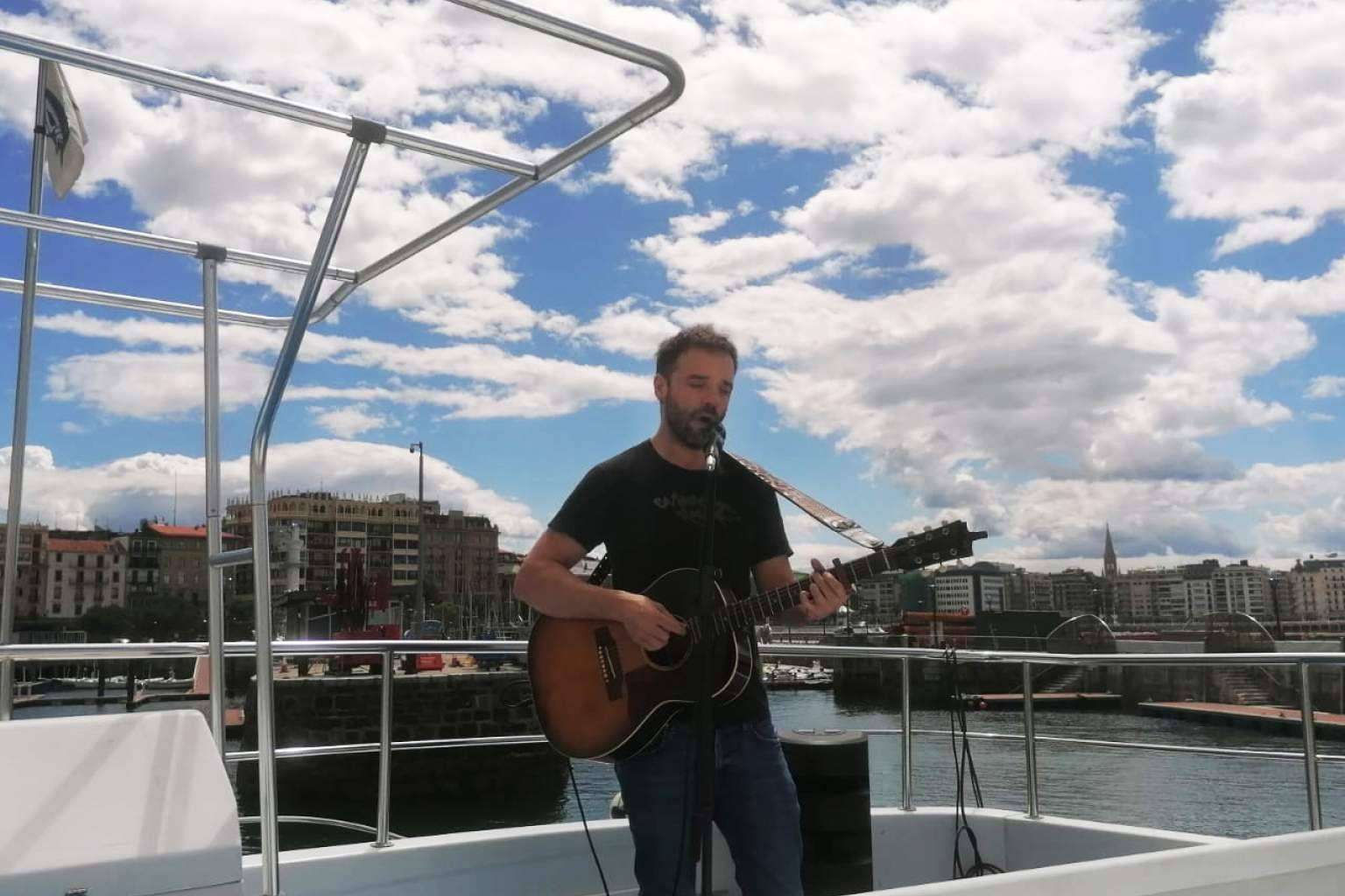 Disfrutar de una experiencia inolvidable con música en directo a bordo del Catamarán Ciudad San Sebastián