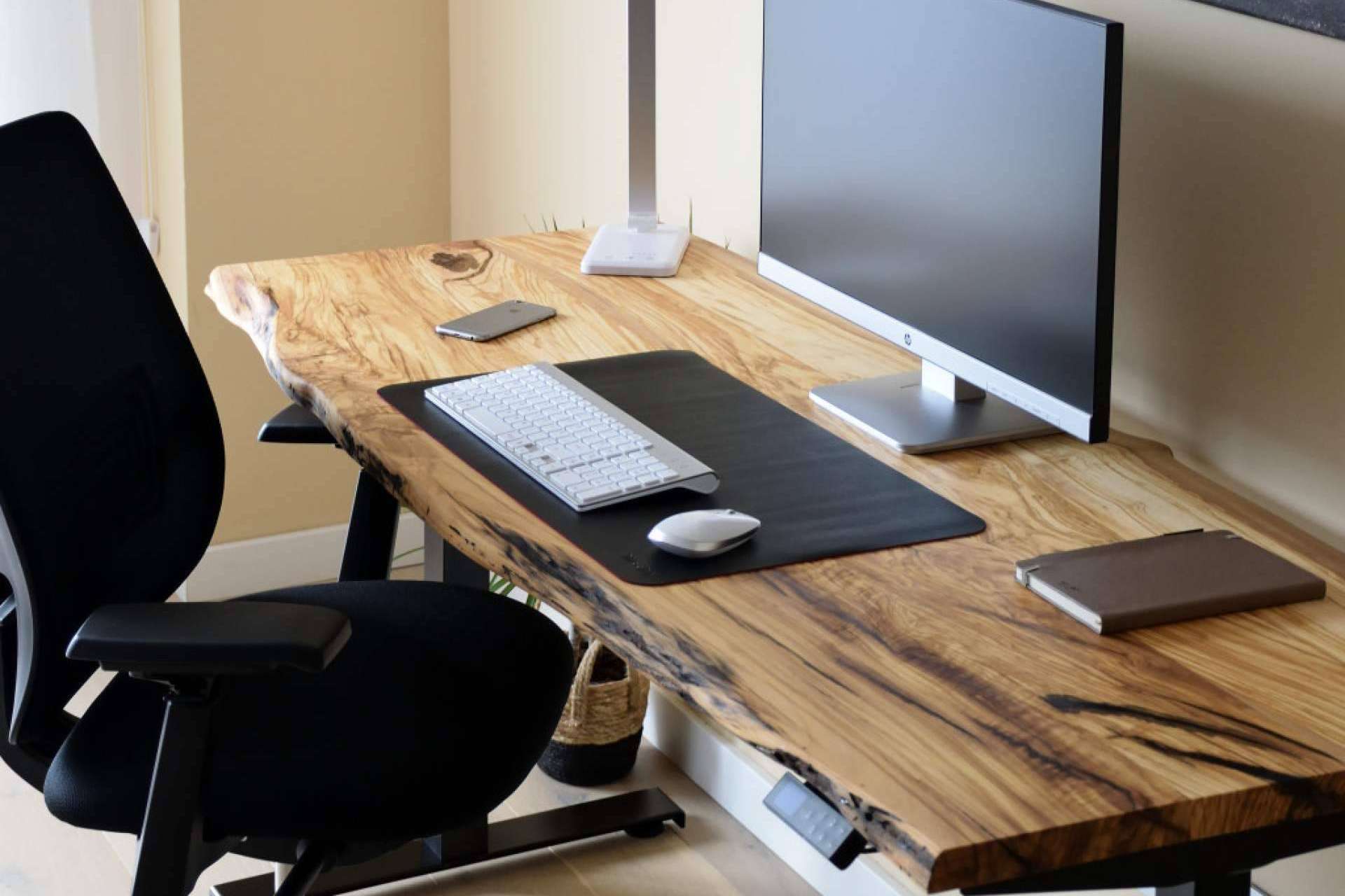 Madera natural maciza y ergonomía con el escritorio elevable de ErgoNatureWood