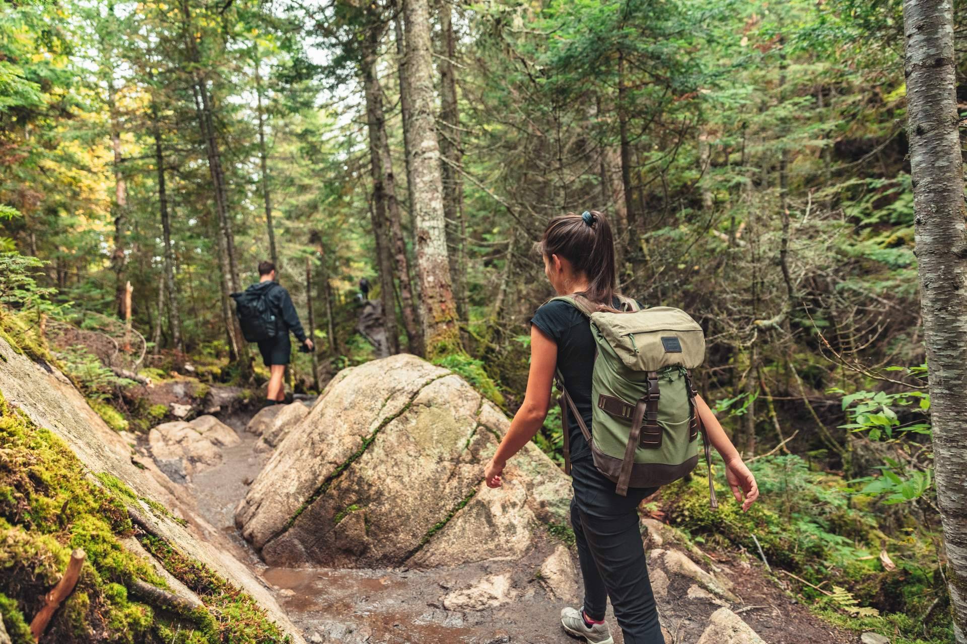 La equipación perfecta para hacer trekking fabricada con materiales reciclados para disminuir el impacto medioambiental