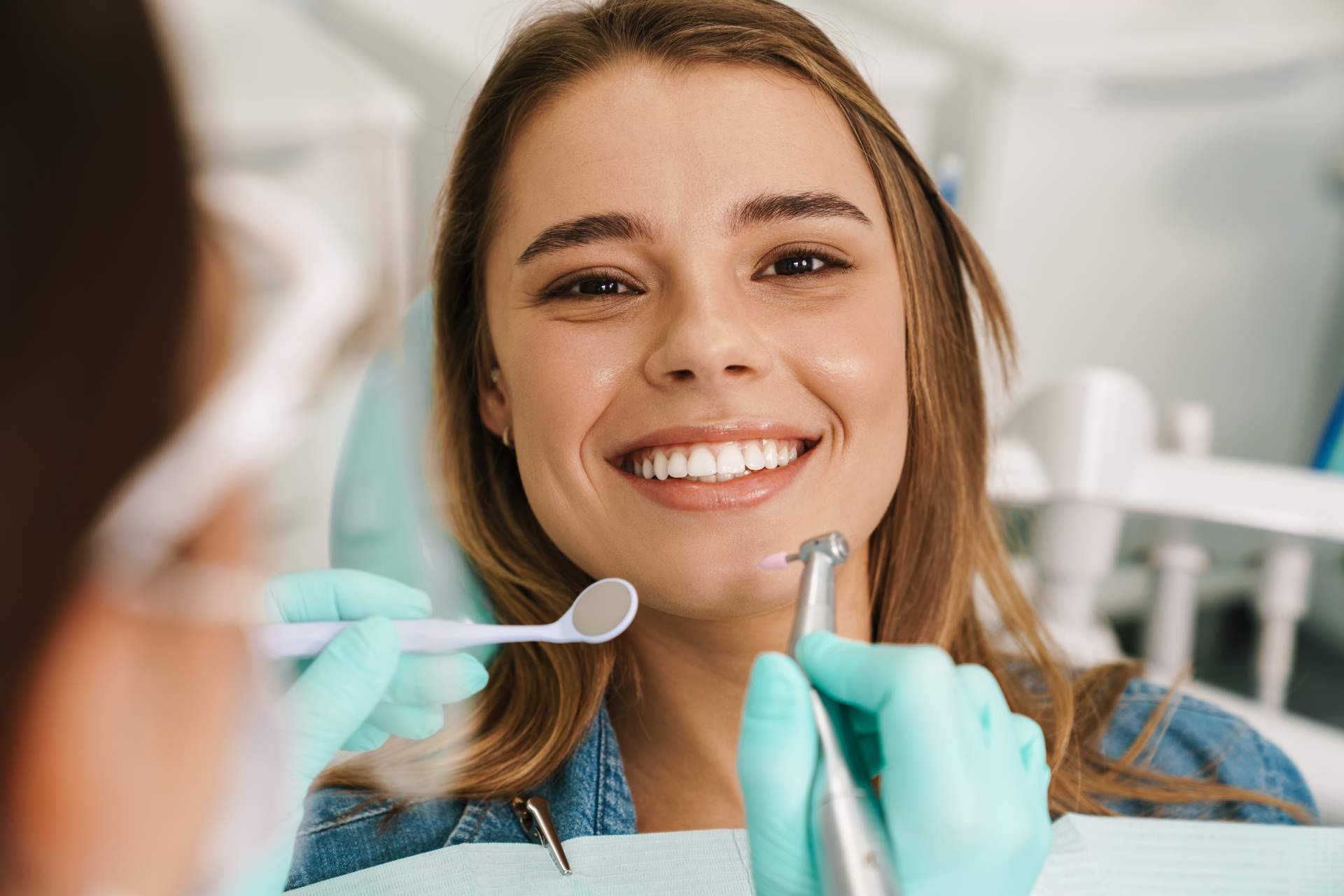 ¿Qué beneficios aportan las fundas de circonio estéticas y las carillas de porcelana en grupo anterior?