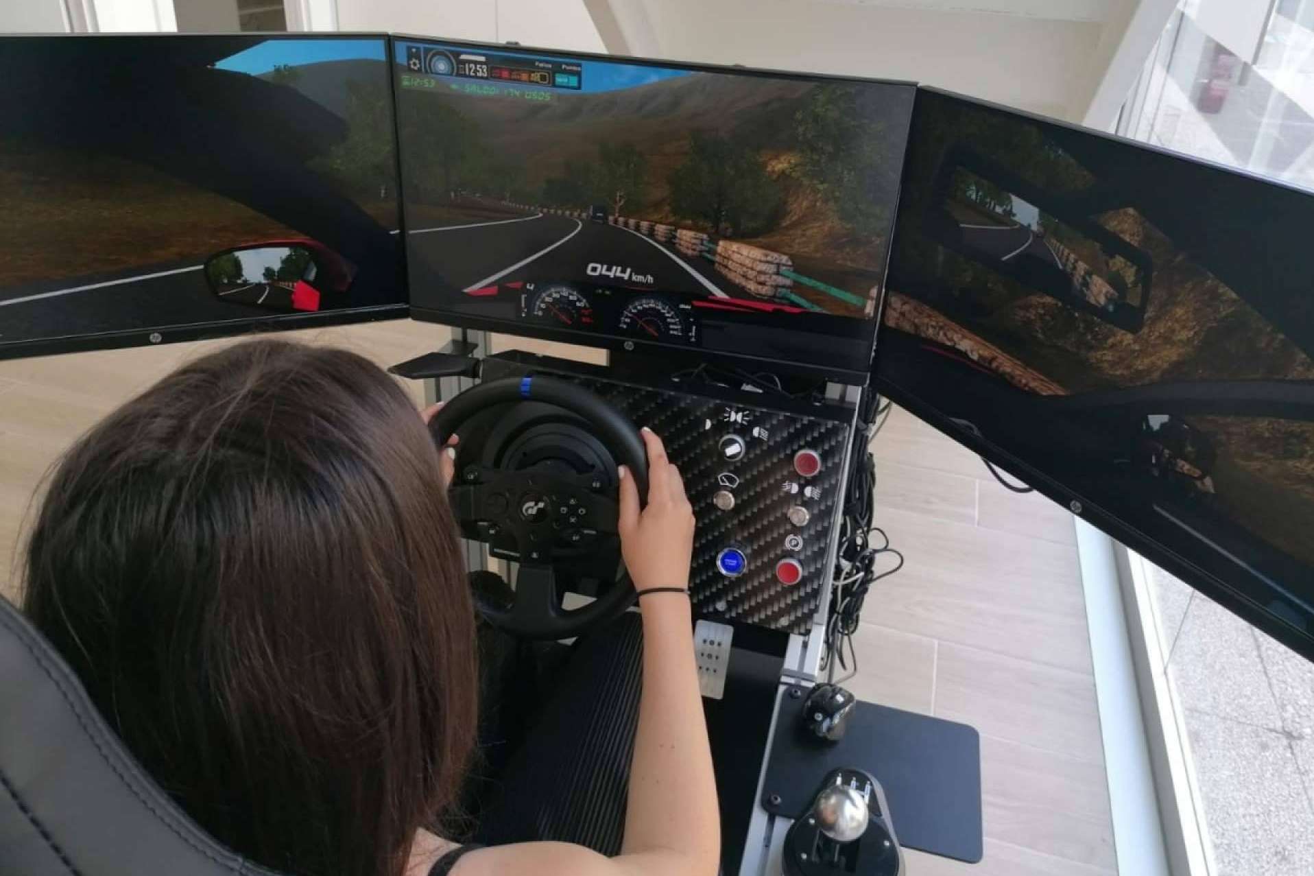 Simumak extiende la formación virtual con el simulador de coche diseñado para autoescuelas