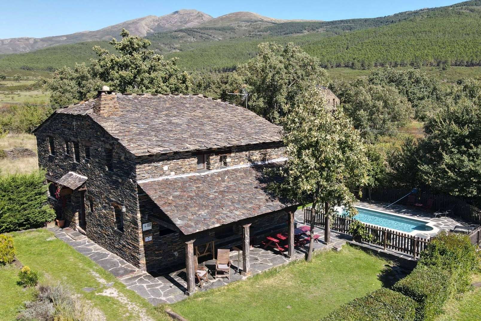 ¿Cómo alquilar una casa rural íntegra para realizar la ruta de los pueblos negros? La Pizarra Negra