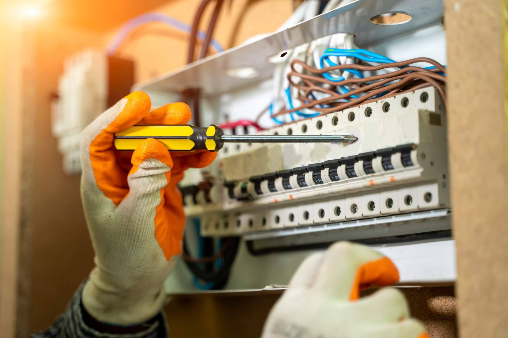 Los instaladores electricistas profesionales de la empresa Ubilla Reformas Integrales