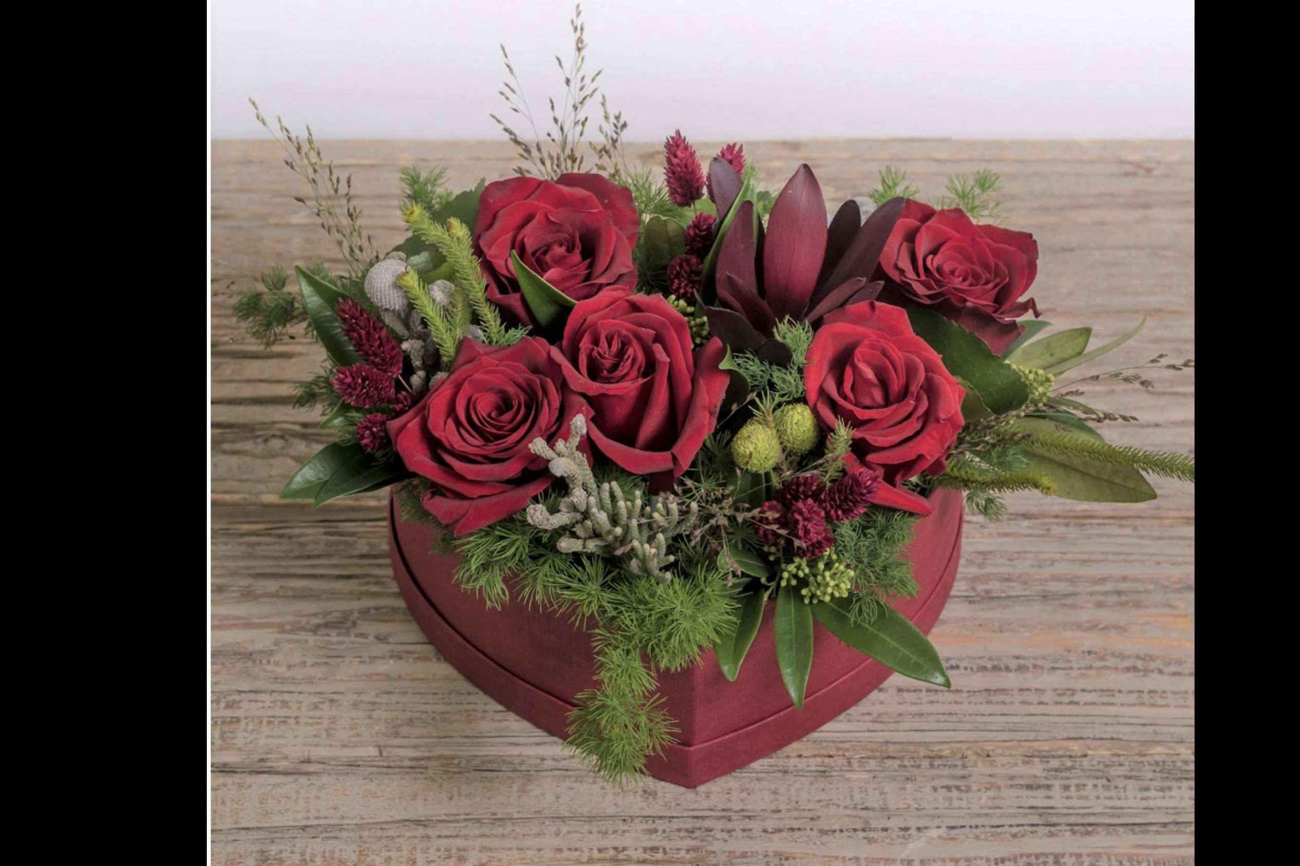 Sorprender a la pareja en el Día de San Valentín con los ramos, cestas y cajas de flores de la floristería Amborella