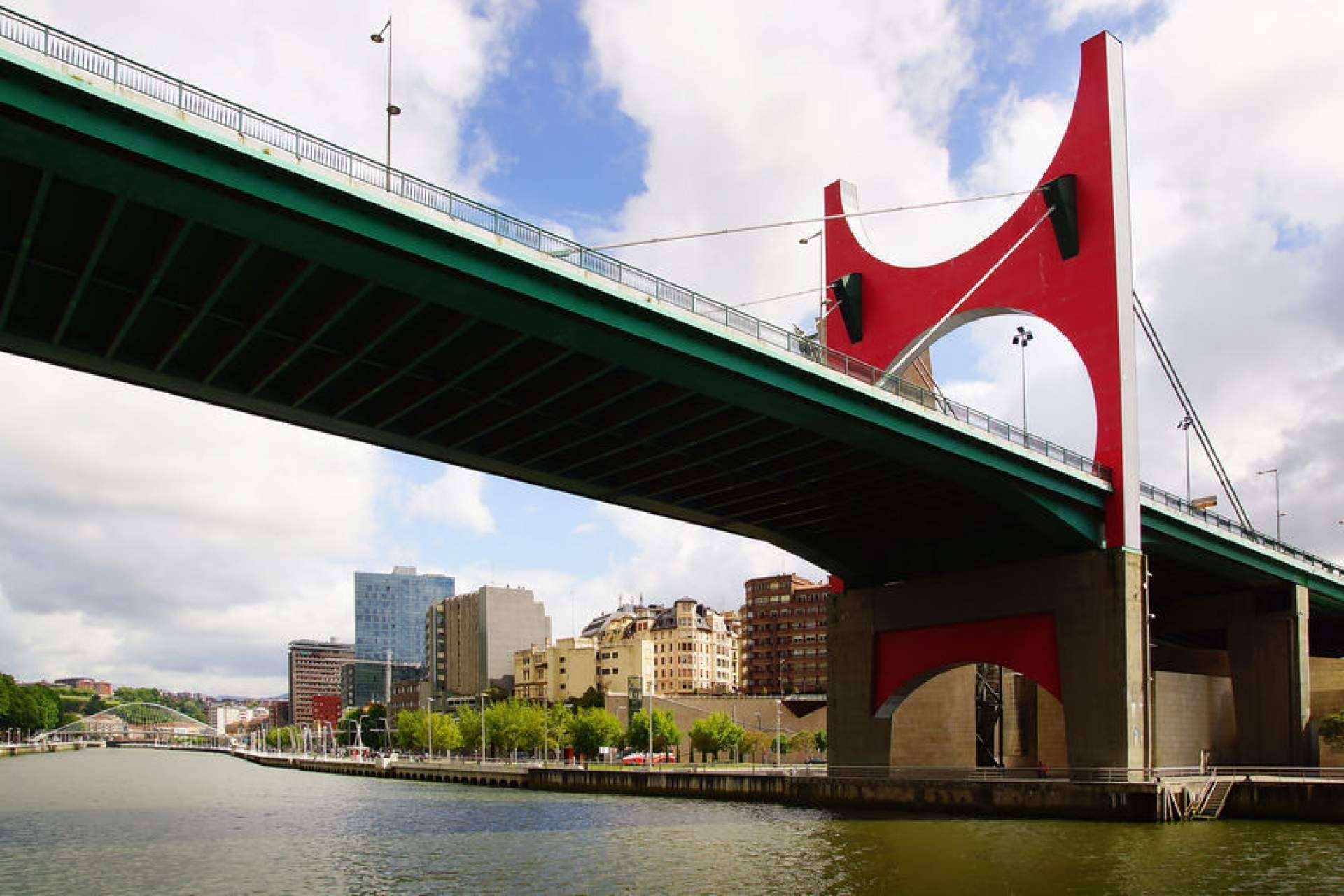 Contratar el servicio de mudanzas de Madrid a Bilbao que brinda Mudanzas Carrera