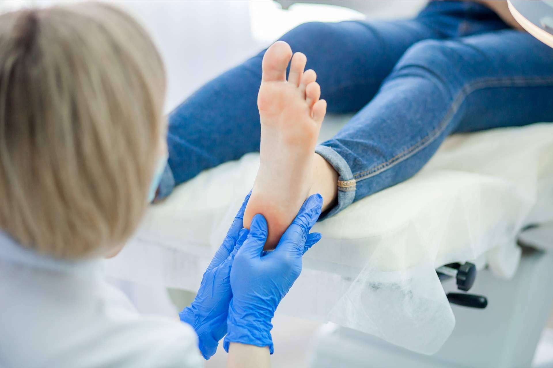 Tratar las afecciones de los pies a tiempo mediante la quiropodia con los expertos de podología de Clínica Viasalud