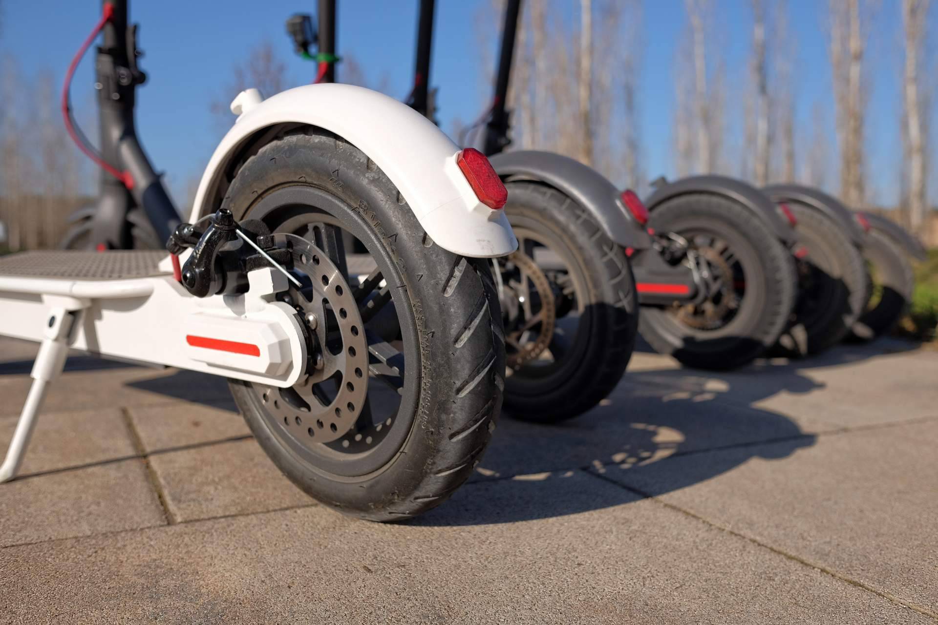 Ir seguro por Barcelona en patinete eléctrico con la cobertura integral ofrecida por la compañía LYNX
