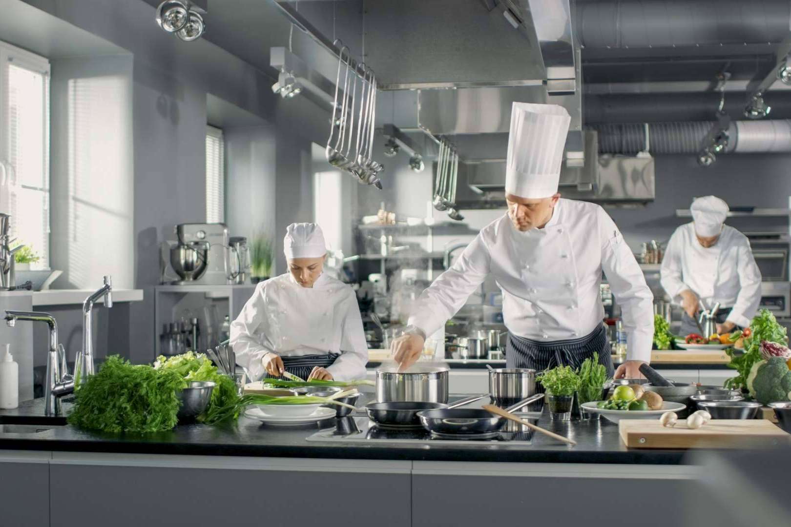 Tecnas Servicios Integrales de Formación y Desarrollo SL habla de la importancia de realizar un curso de manipulador de alimentos para entrar a trabajar en el sector de la hostelería