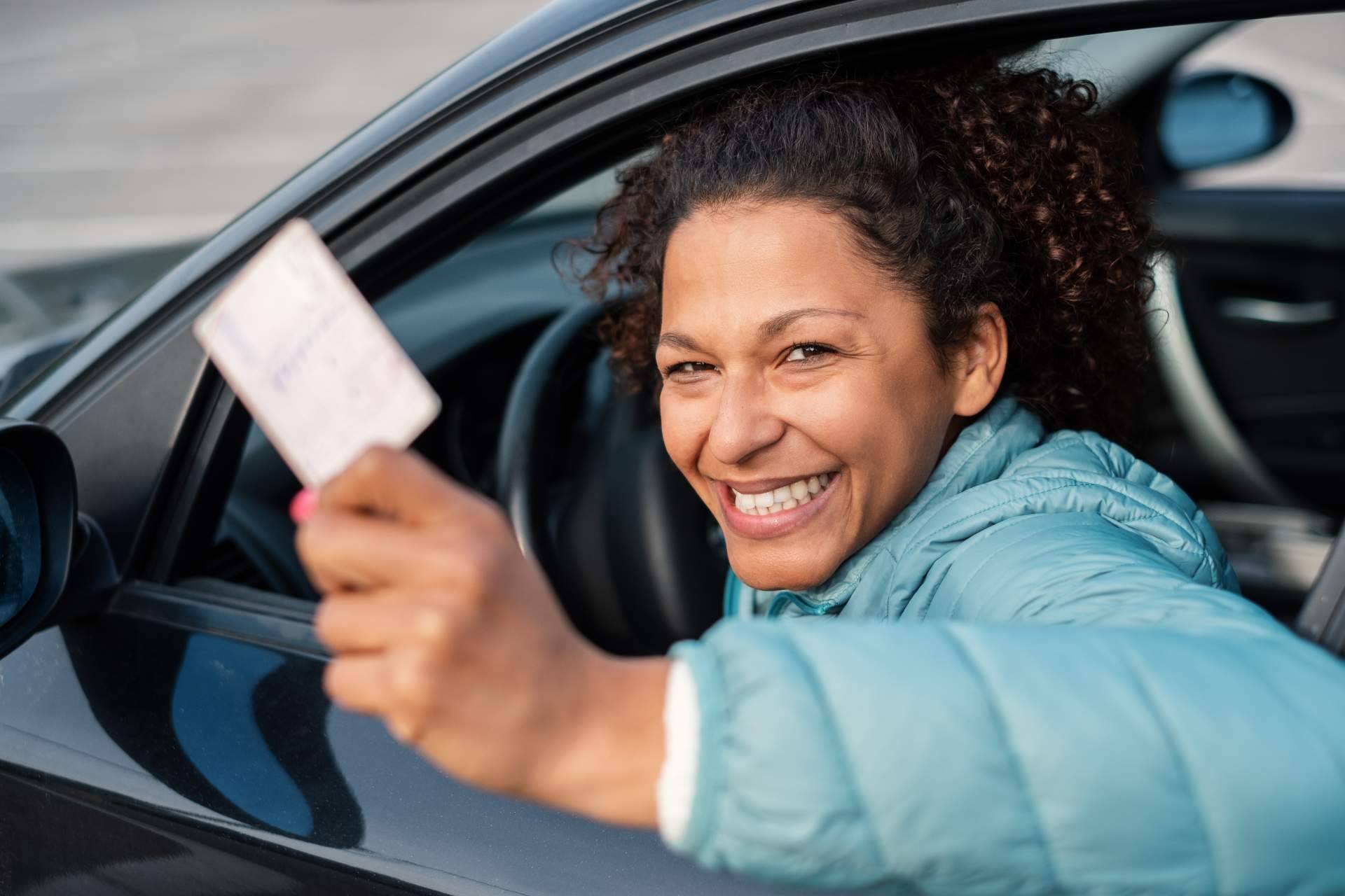 Cómo y por qué evitar una multa por llevar el carnet de conducir caducado