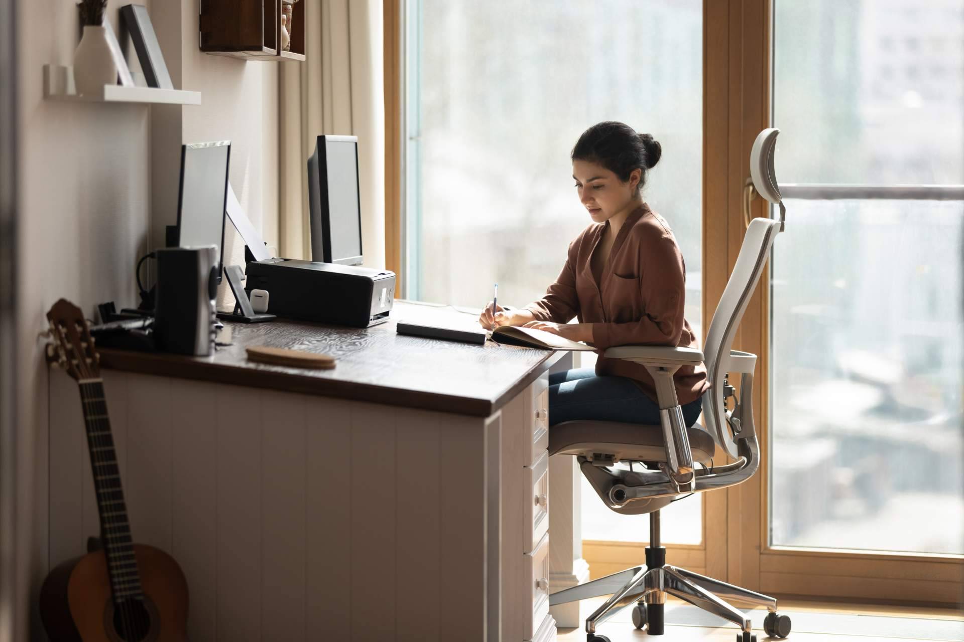 ¿Por qué es importante trabajar en una silla ergonómica?, por 6mejores.top