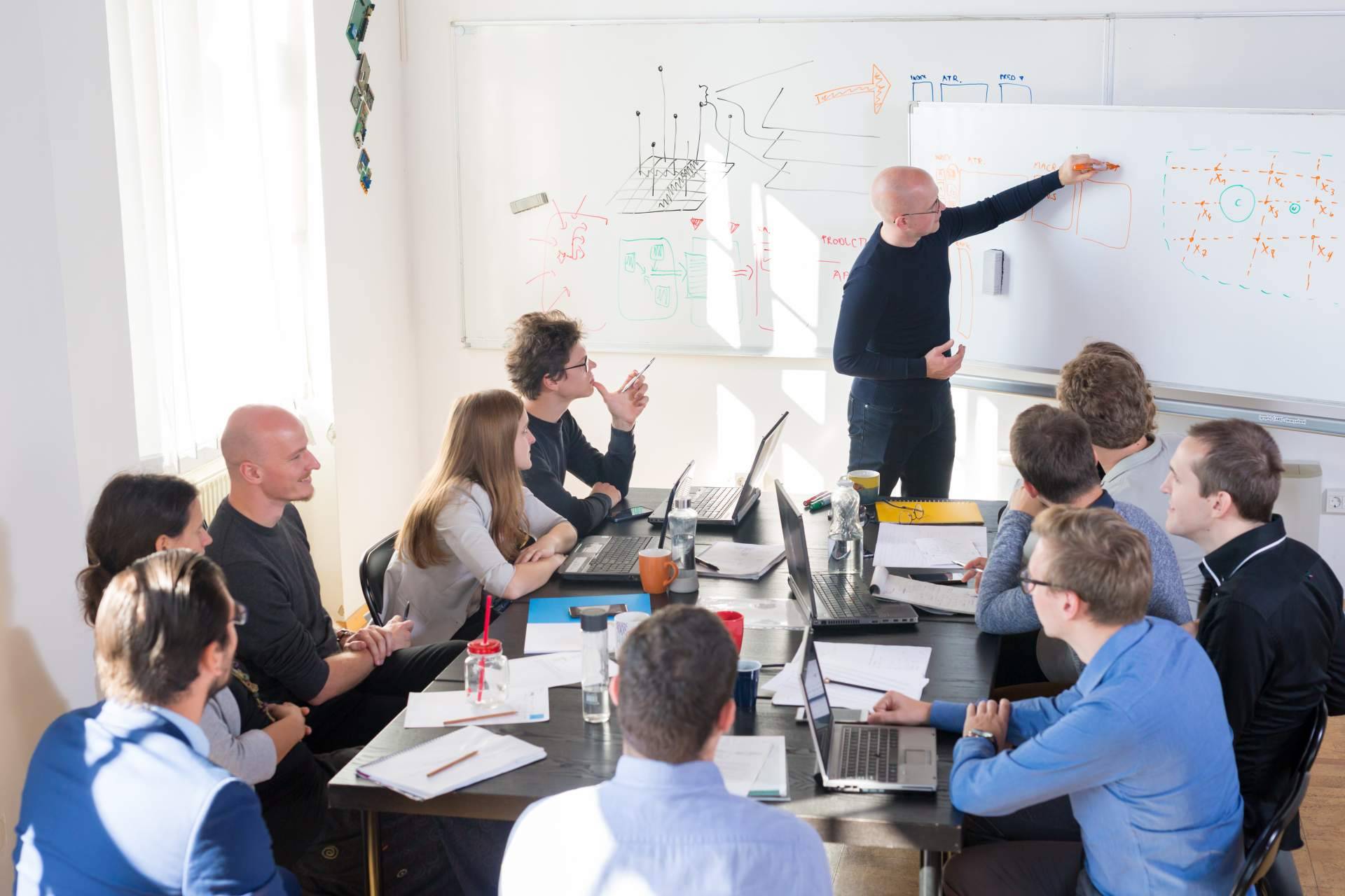 Utilizar los principios de upskilling y reskilling para optimizar y adaptar las tareas de un trabajo