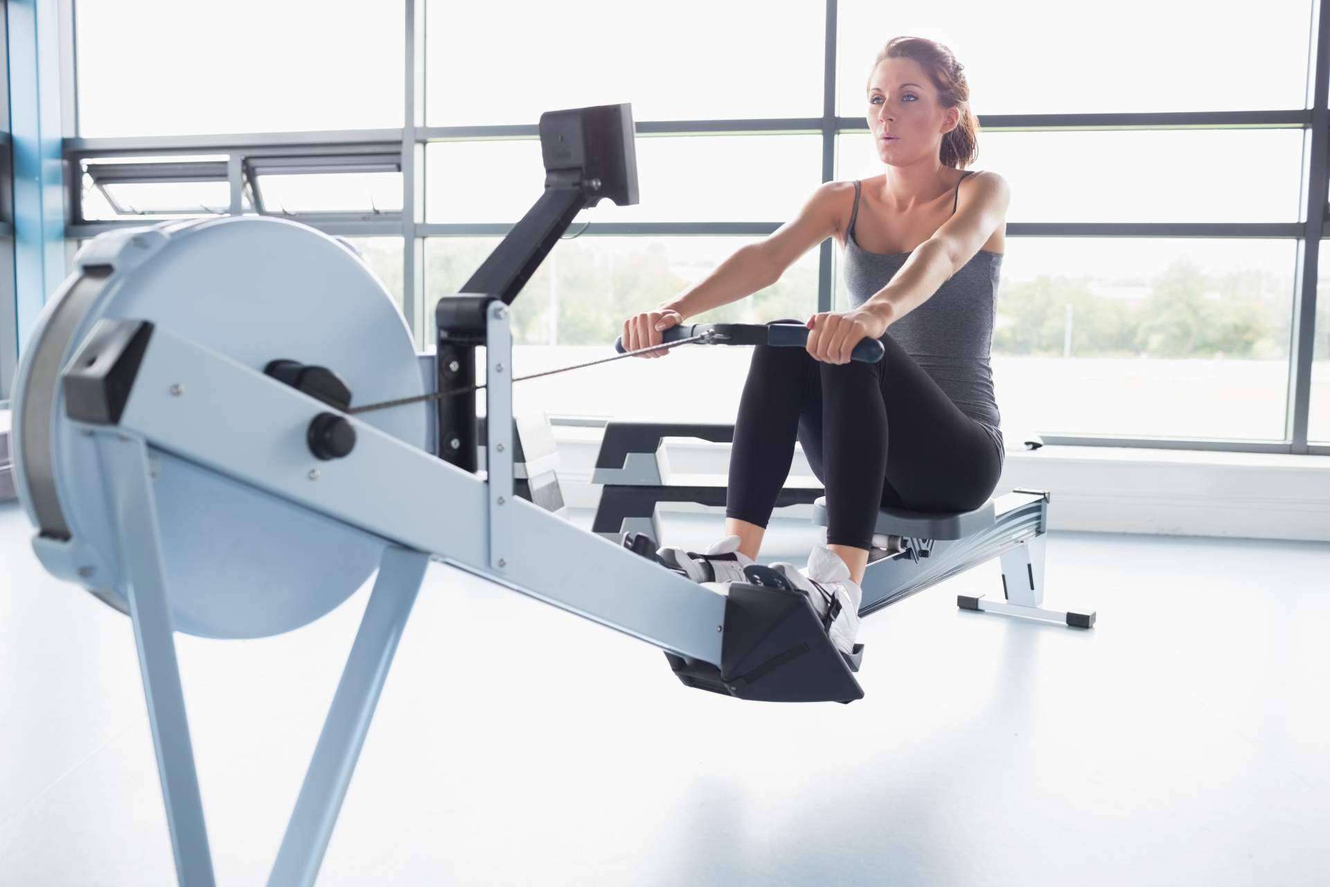 Uno de los mejores ejercicios para mantenerse en forma a partir de los 40 es el remo, por Top Entreno