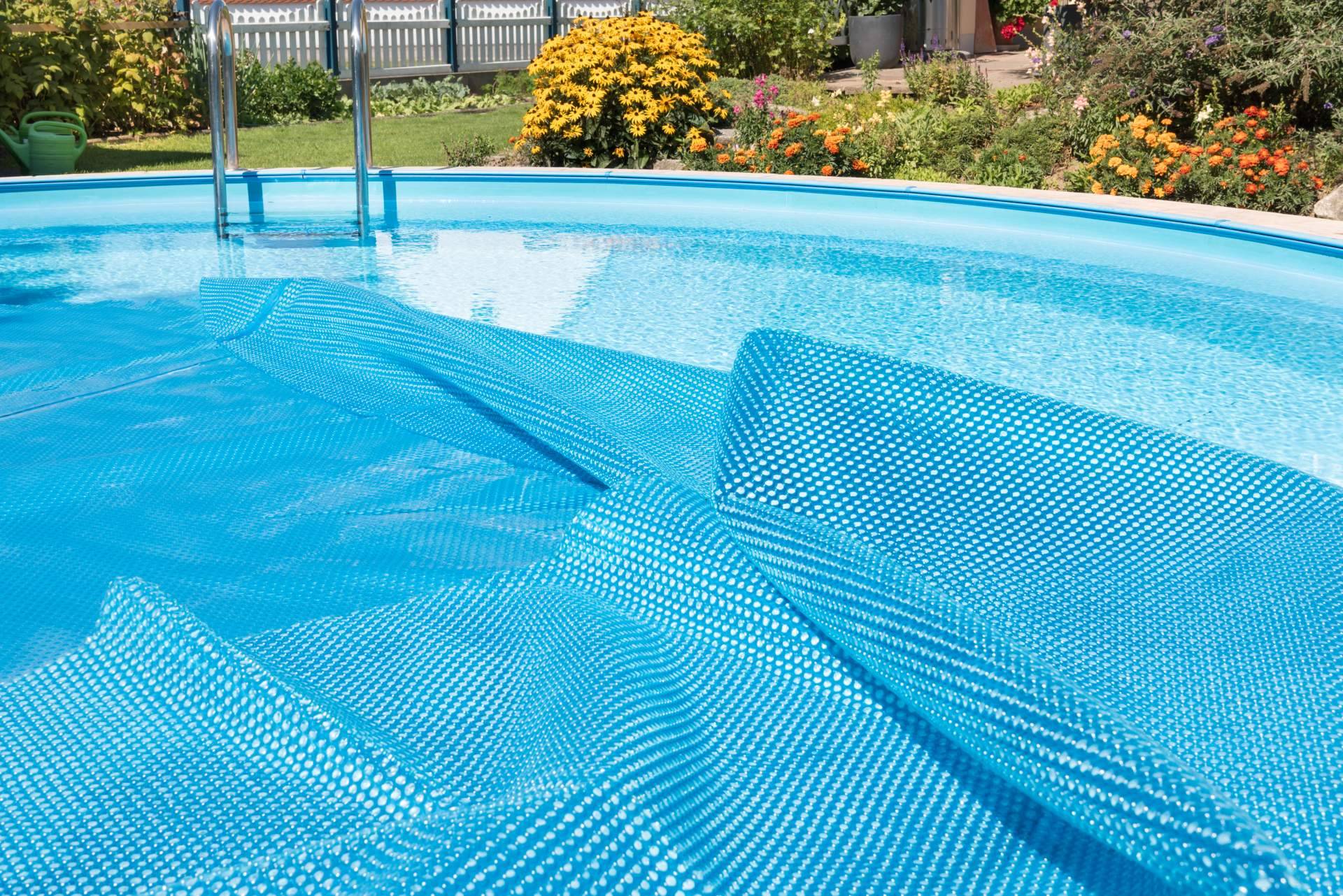 ¿Por qué es importante contar con una manta térmica para piscina?