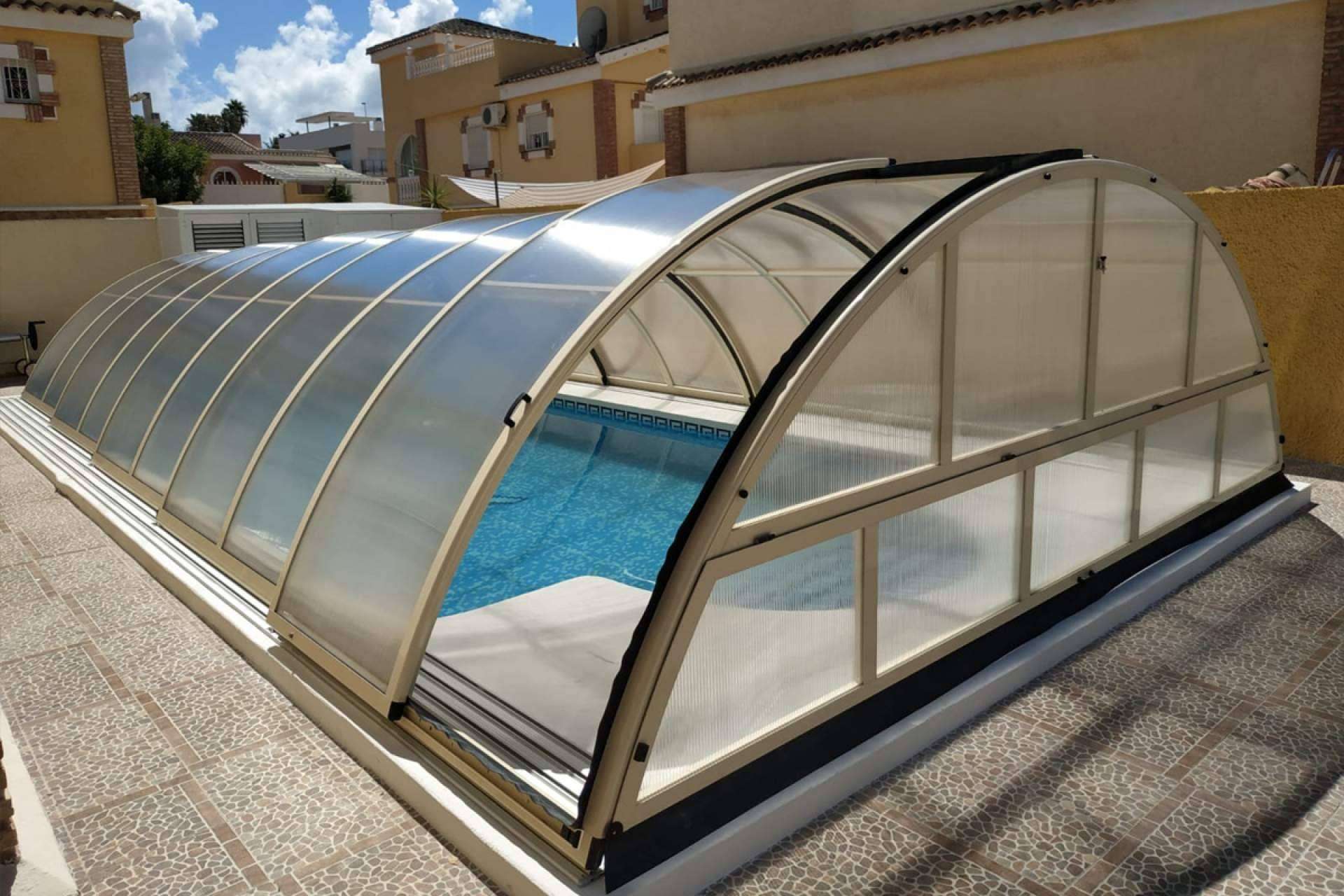 COVERTTO expone las ventajas de contar con una cubierta de piscina baja con carril como las del modelo Segóbriga