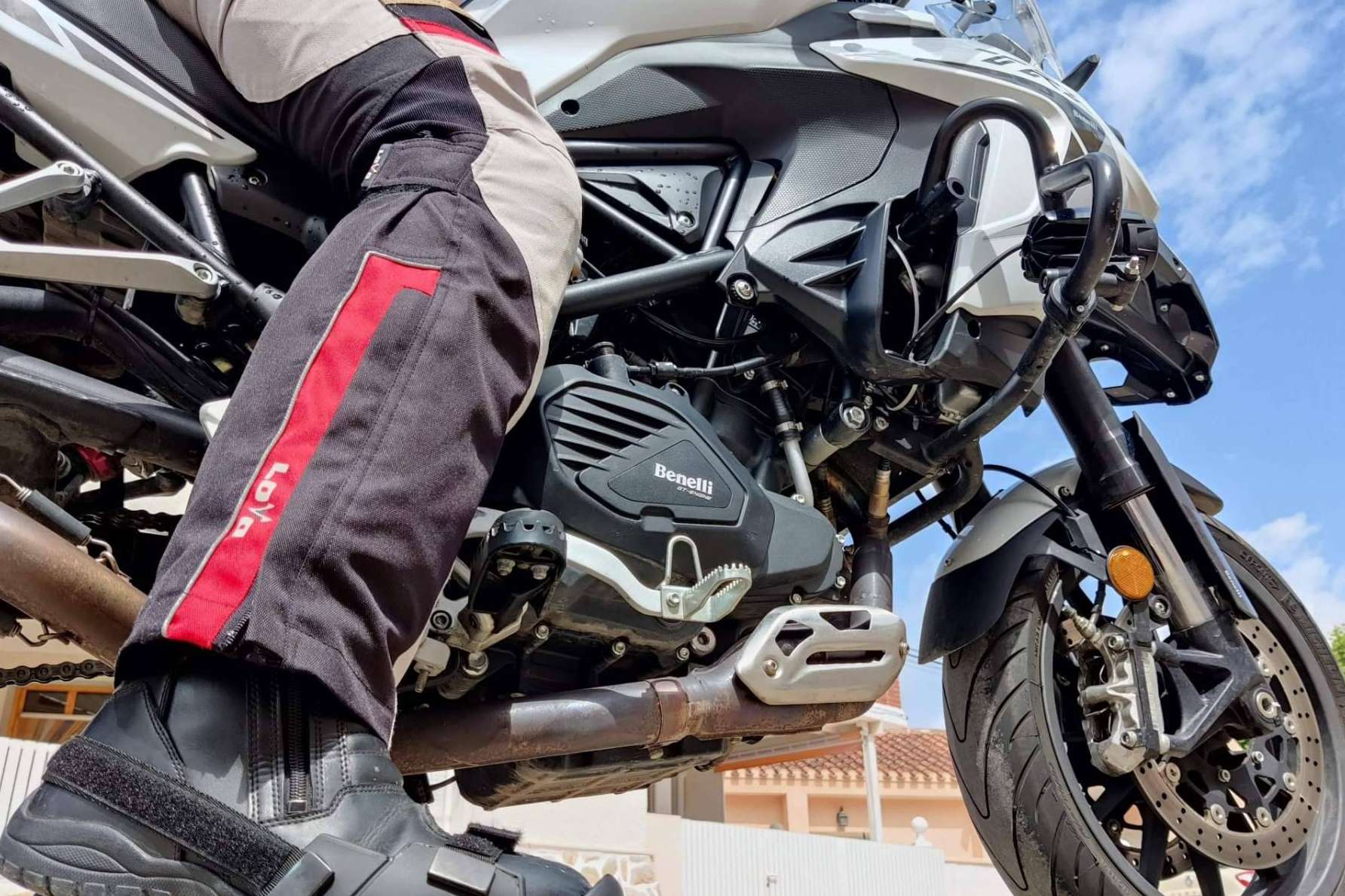 Cómo llegar mejor al suelo con la moto, por UPBIKERS