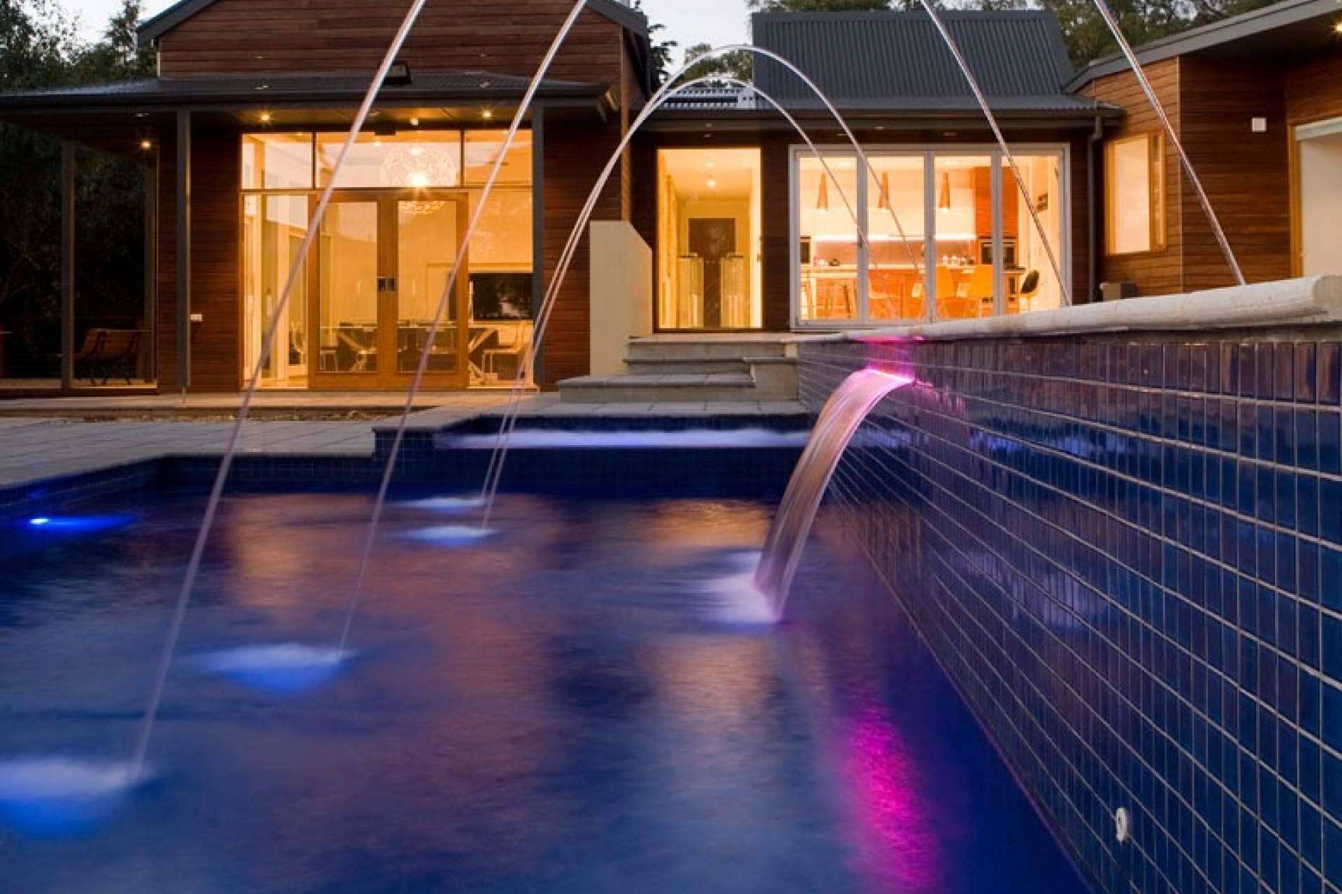 La cascada laminar acrílica se sitúa entre los complementos decorativos ideales de Warmpool para centros tipo spa y piscinas