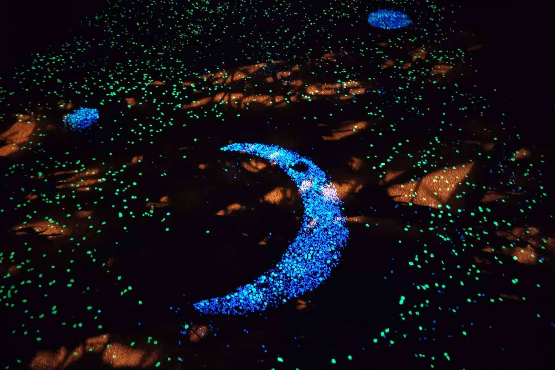 GB Solutions propone los áridos fotoluminiscentes como recurso sostenible de para balizar los espacios