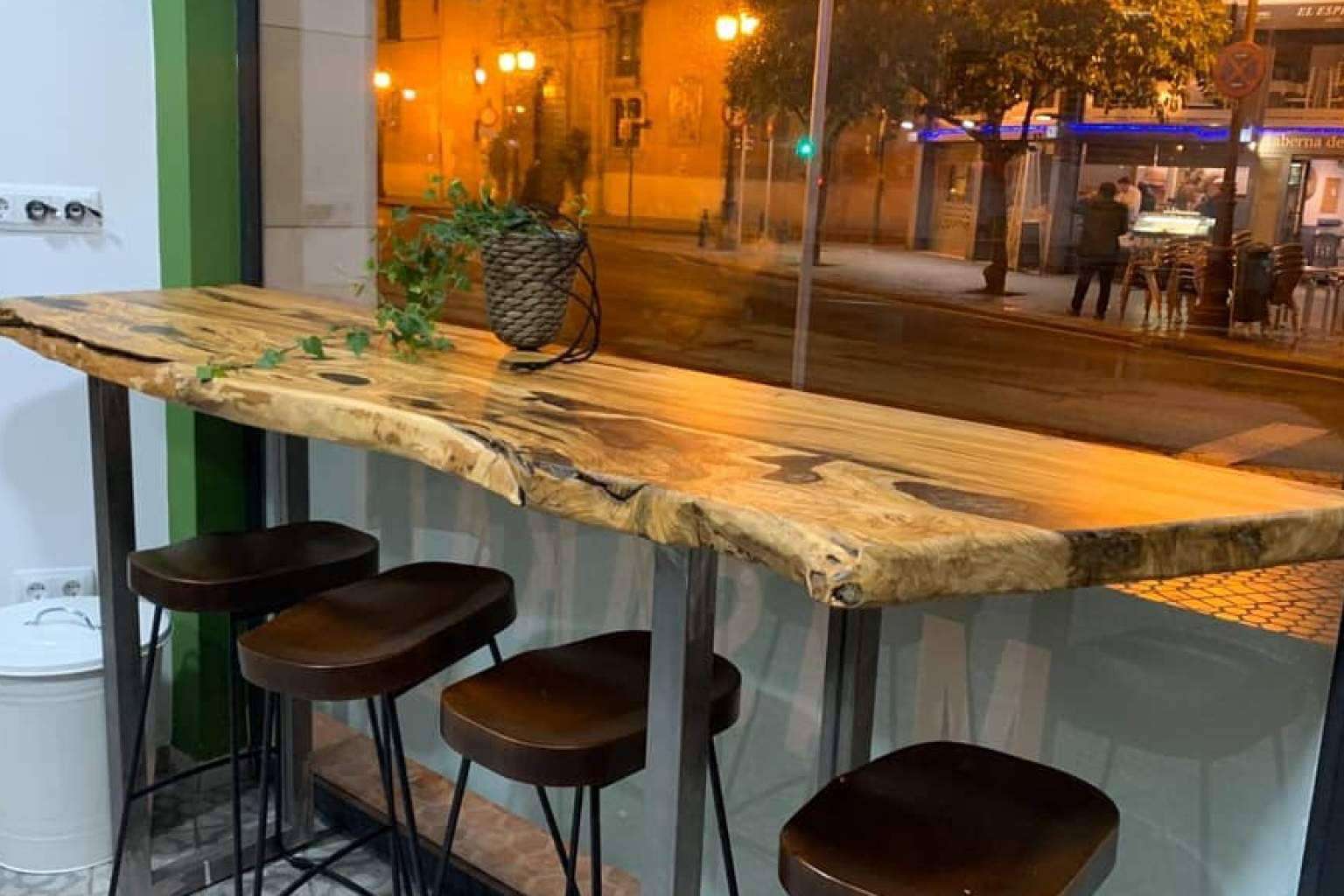 Darle un toque único a la decoración de un restaurante con los mostradores de madera de olivo
