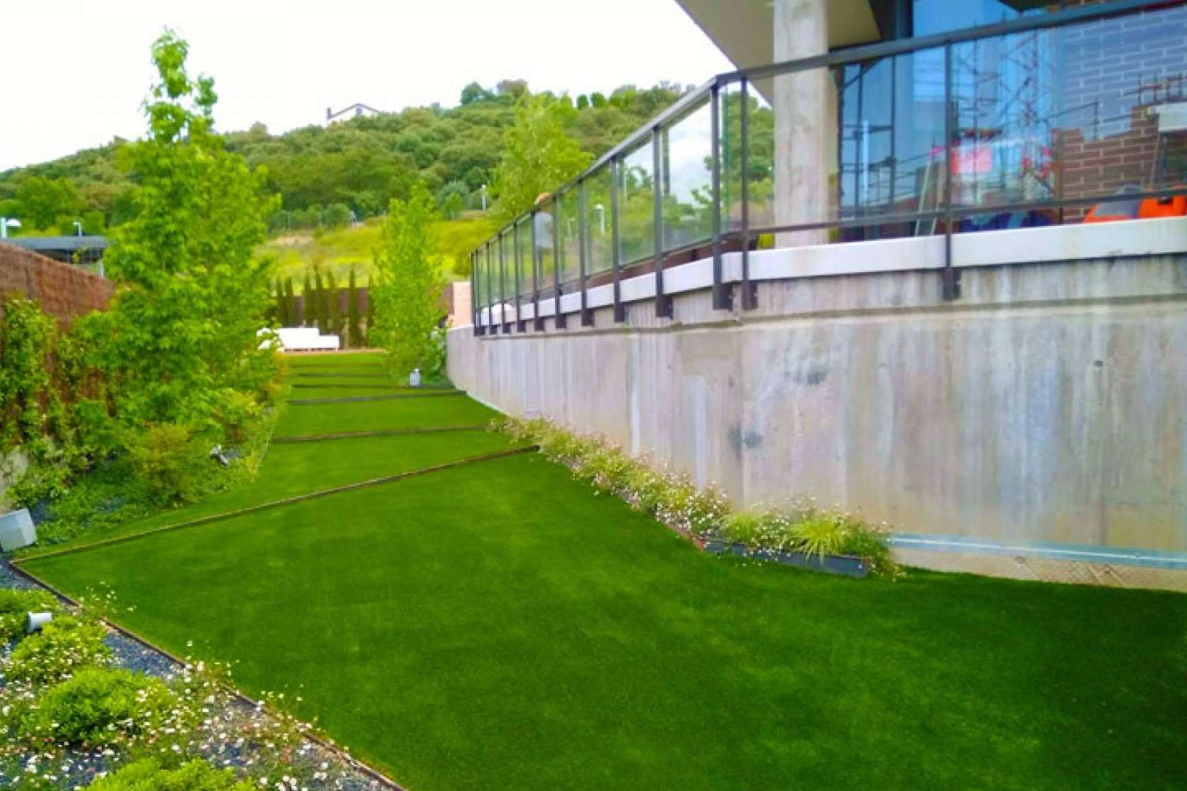 ¿Cuáles son los beneficios de instalar césped artificial en el jardín?