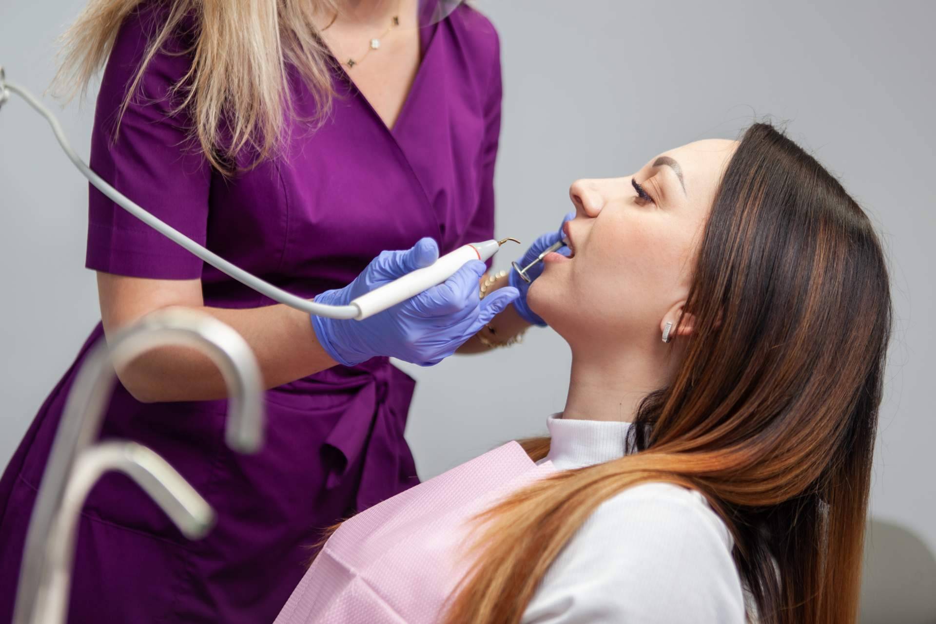 Doctores Dental dispone de una amplia variedad de tratamientos dentales en Madrid, bajo la dirección de la doctora María Rodríguez Rubio