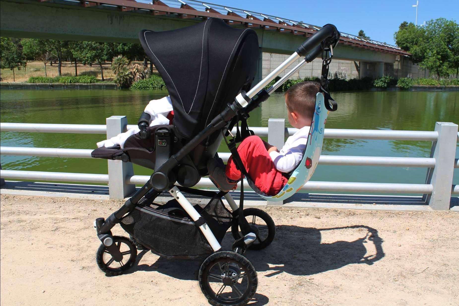 Llevar a dos niños pequeños con la solución práctica en pack de amaBABY