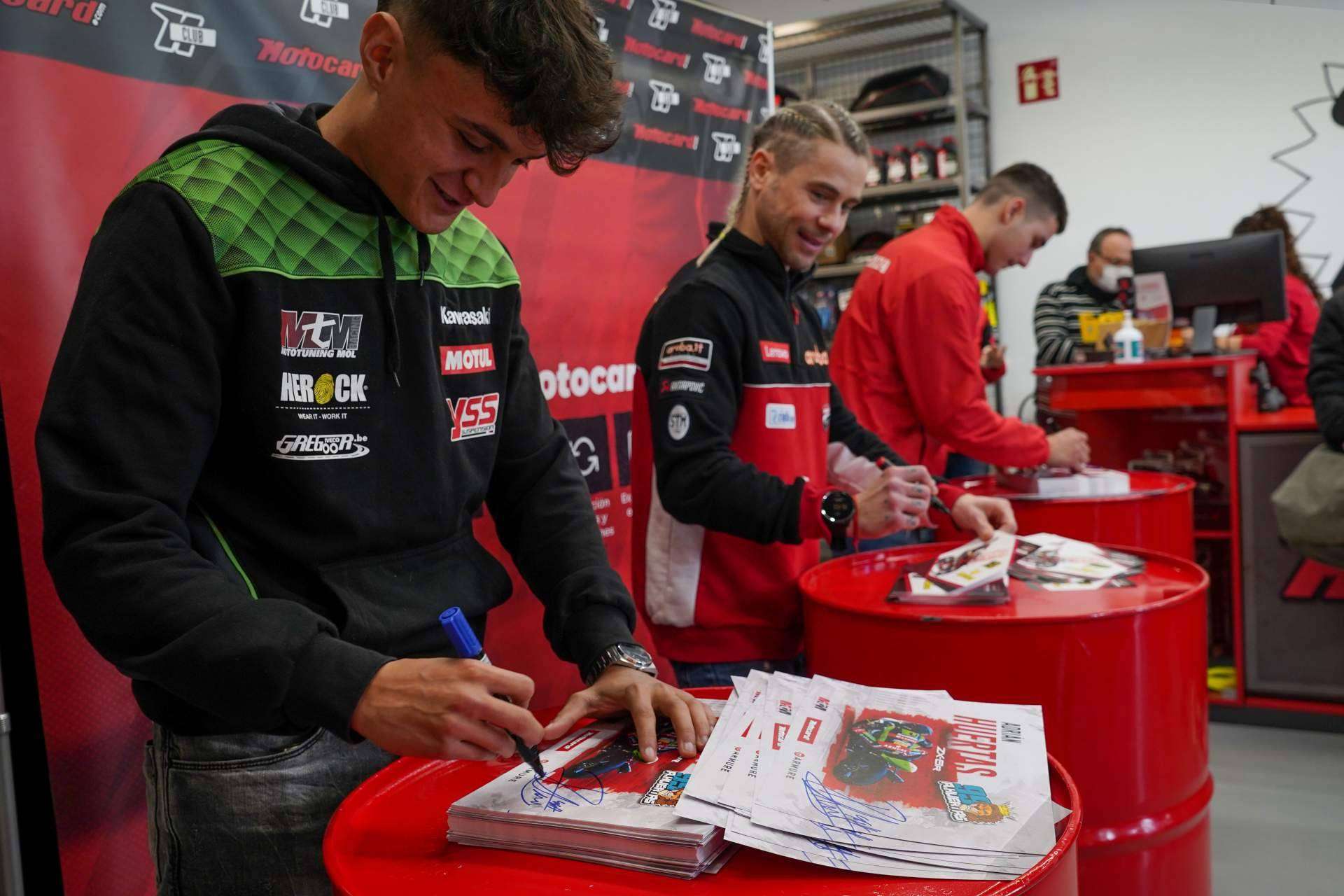Los pilotos Adrián Huertas, Álvaro Bautista e Iker Lecuona han visitado la tienda de Motocard en Zaragoza
