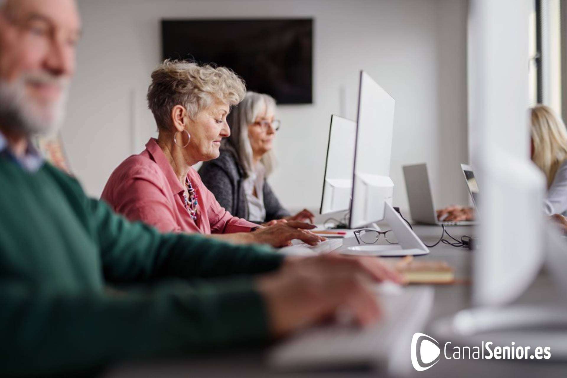 Adquirir el conocimiento y las competencias digitales necesarias para llevar a cabo trámites telemáticos es posible gracias al curso online de Canal Sénior