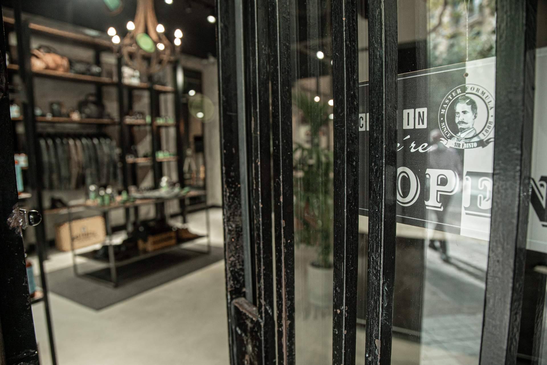 Tendencia para el cuidado del hombre en Sir Fausto, la barbería en Barcelona