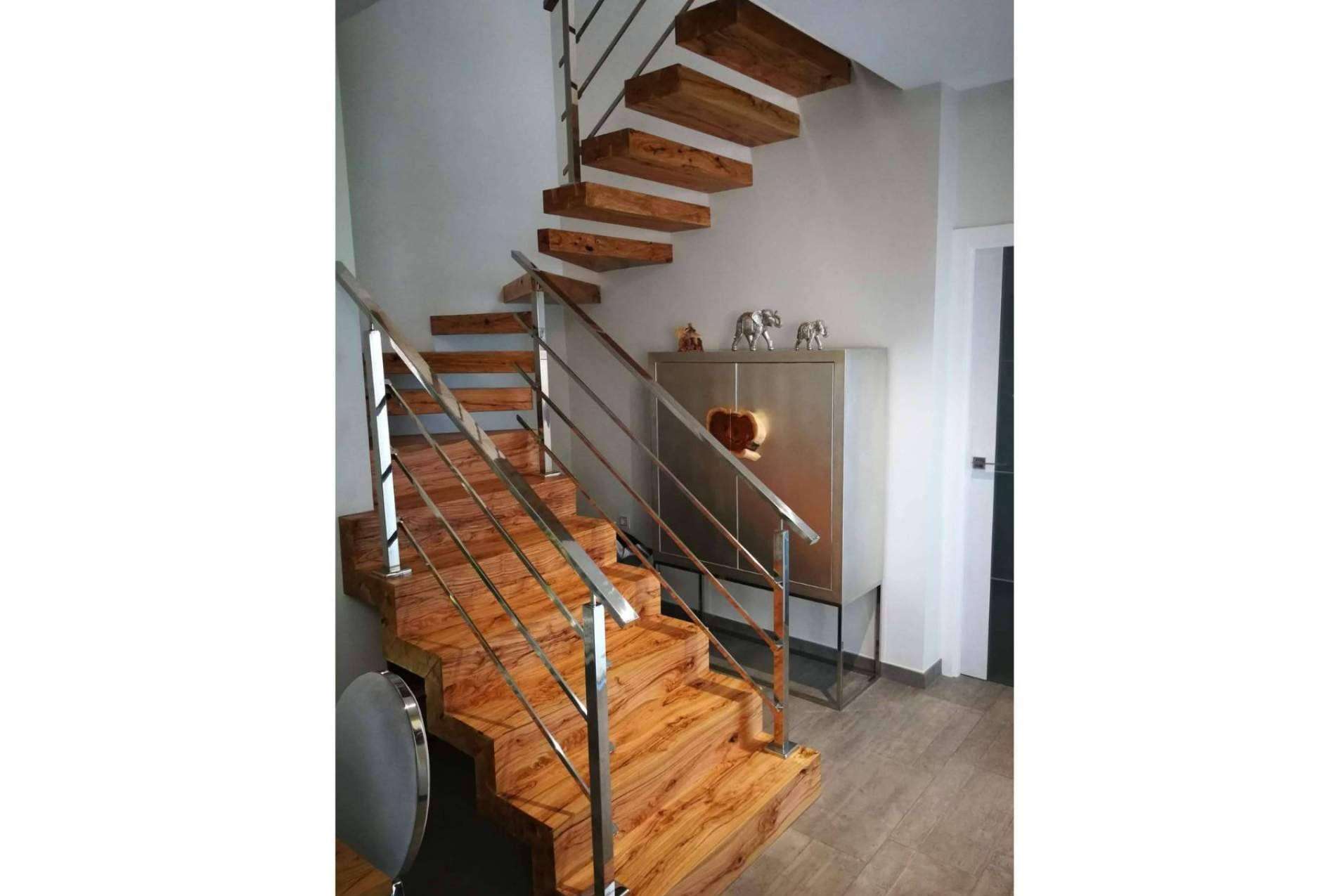 Escaleras de madera de olivo como toque original y decorativo en casa, de la mano de Encimeras de Olivo