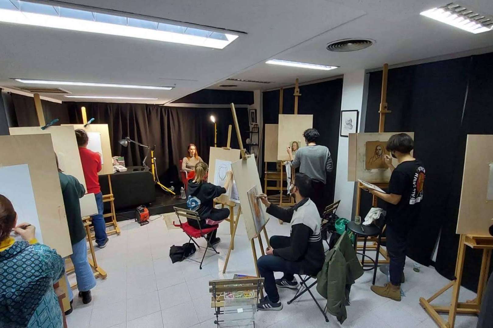 Artistas en activo con numerosas exposiciones, ferias y eventos ofrecen una excelente docencia académica en  Estudio Ilógico
