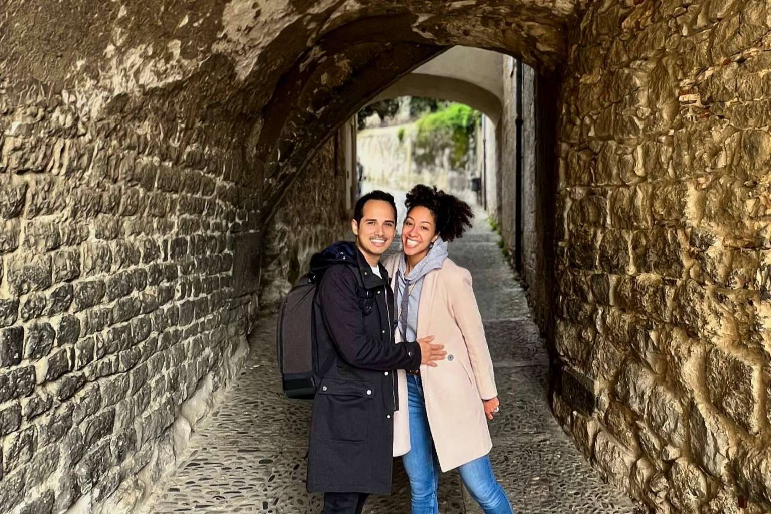 Voilà Güey, una pareja de extranjeros que comparten su experiencia de vivir en España