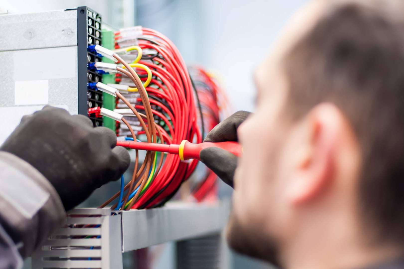 La empresa de electricistas Valencia que se encarga de llevar a cabo certificados eléctricos, Savelec