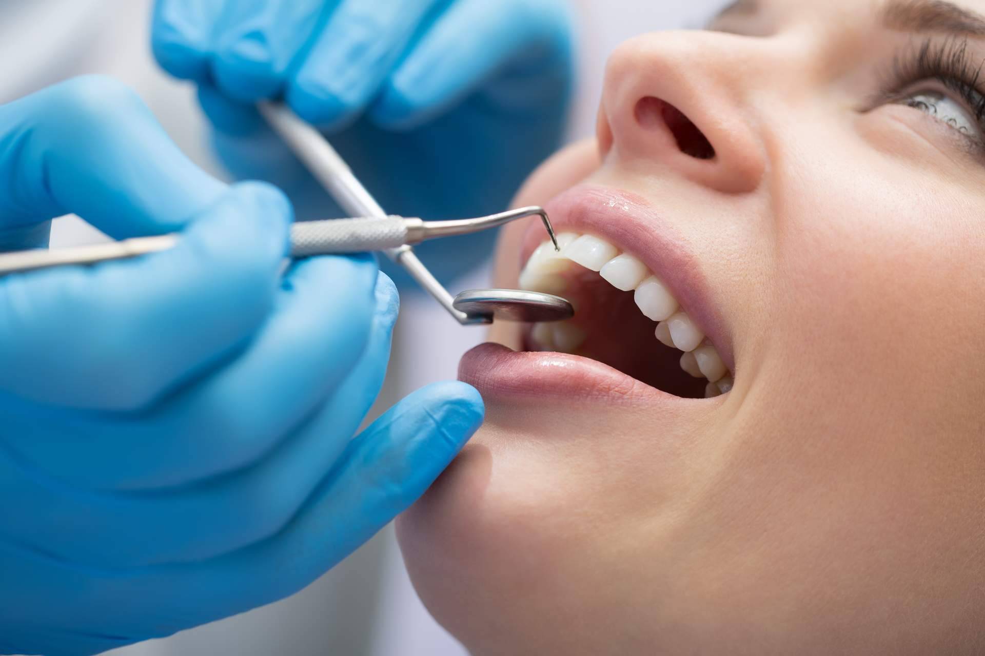 Ortodoncia Insignia en Clínica Dental Sonrisas, una técnica a medida para la dentadura de un paciente