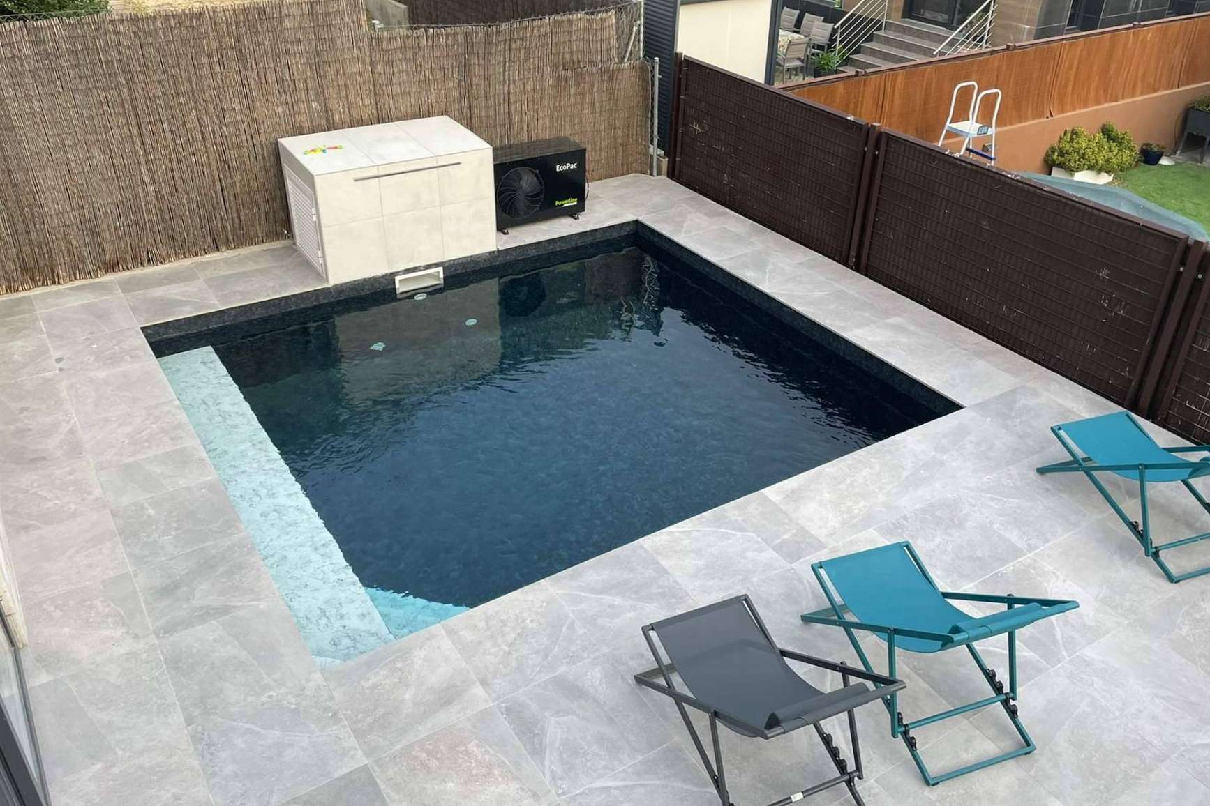Los beneficios de las piscinas con cristal elevadas que ofrece Esencial Pool