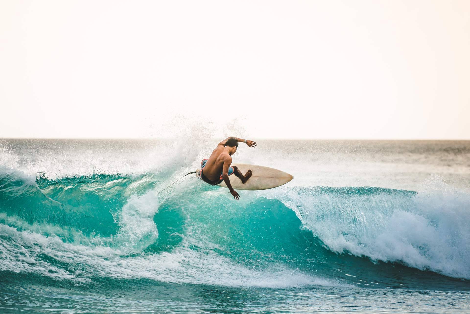 El surf camp para adultos de Watsay en la playa de Berria