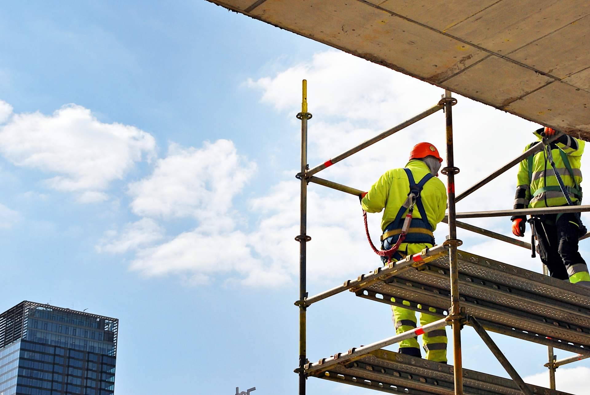 ¿Qué ramificaciones legales enfrentan los contratistas, debido a la escasez de mano de obra en la construcción?