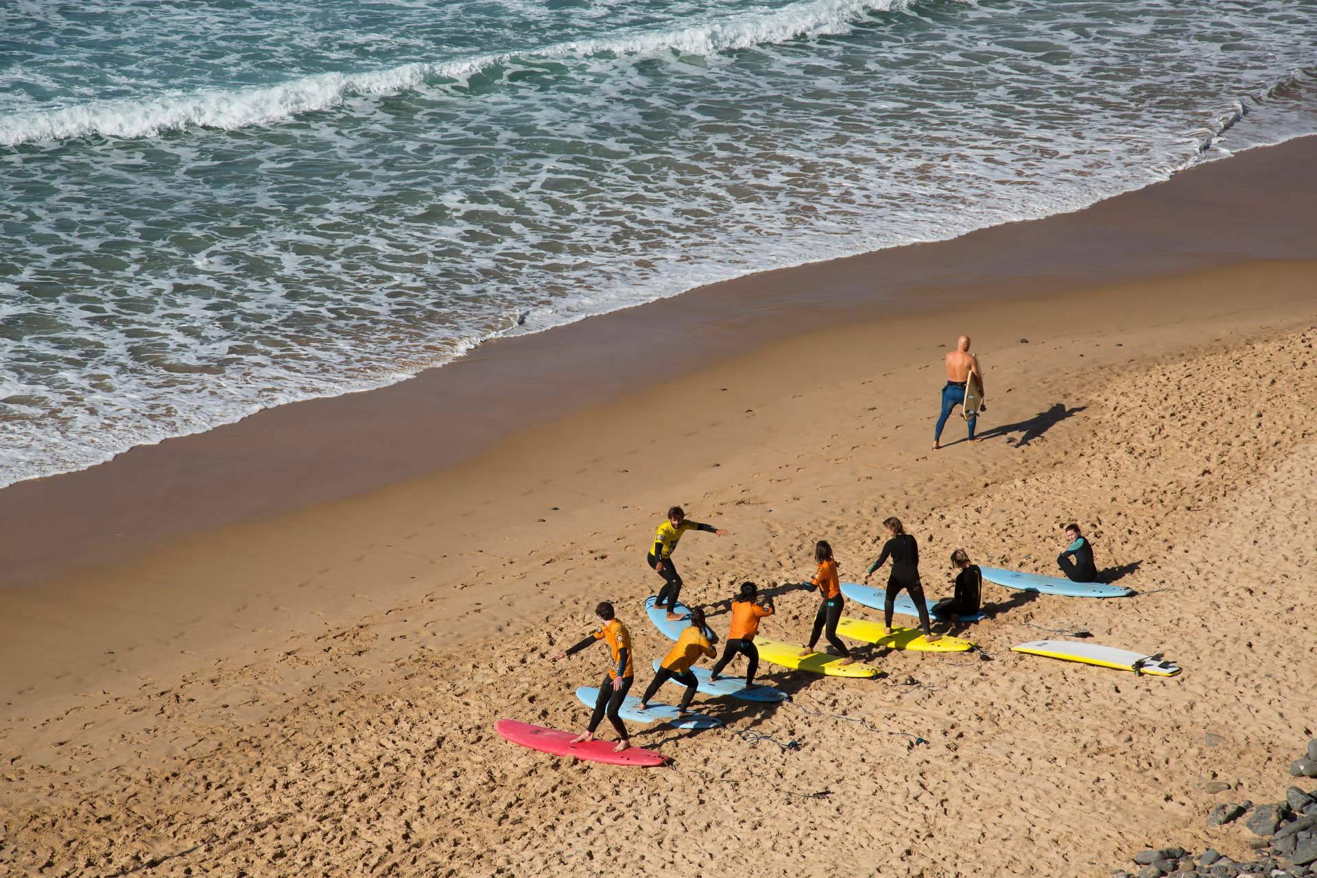 El campamento de surf de Cantabria Ajo Natura lleva más de 30 años de experiencia enseñando este deporte