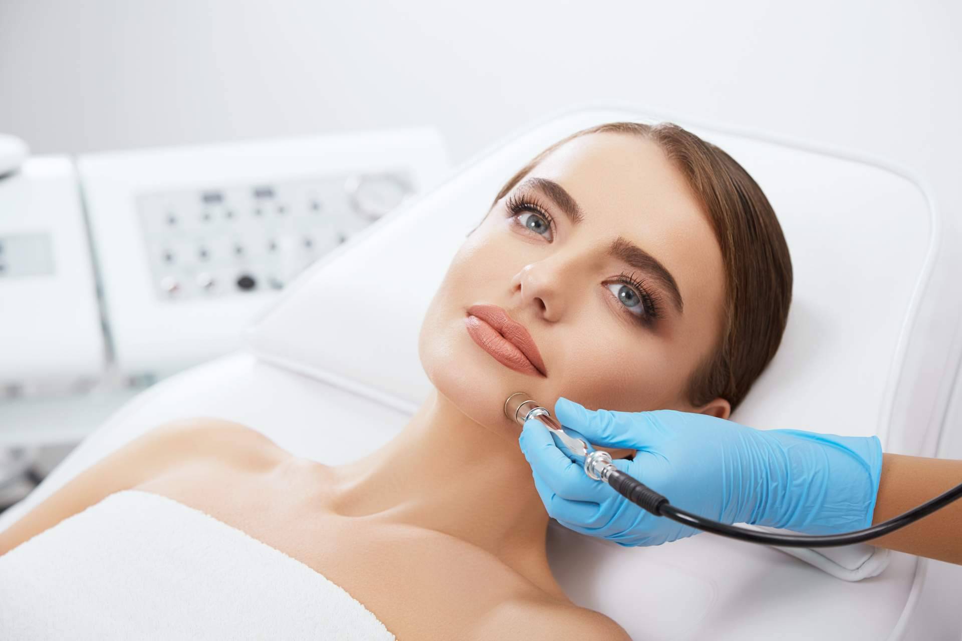 El tratamiento facial con punta de diamante que ofrece Sapphira Privé Madrid Centro