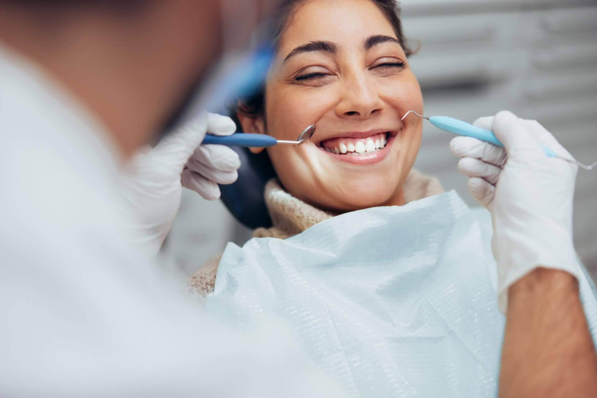 Tratamientos para mejorar la salud y estética bucal, en la clínica Oralmedic