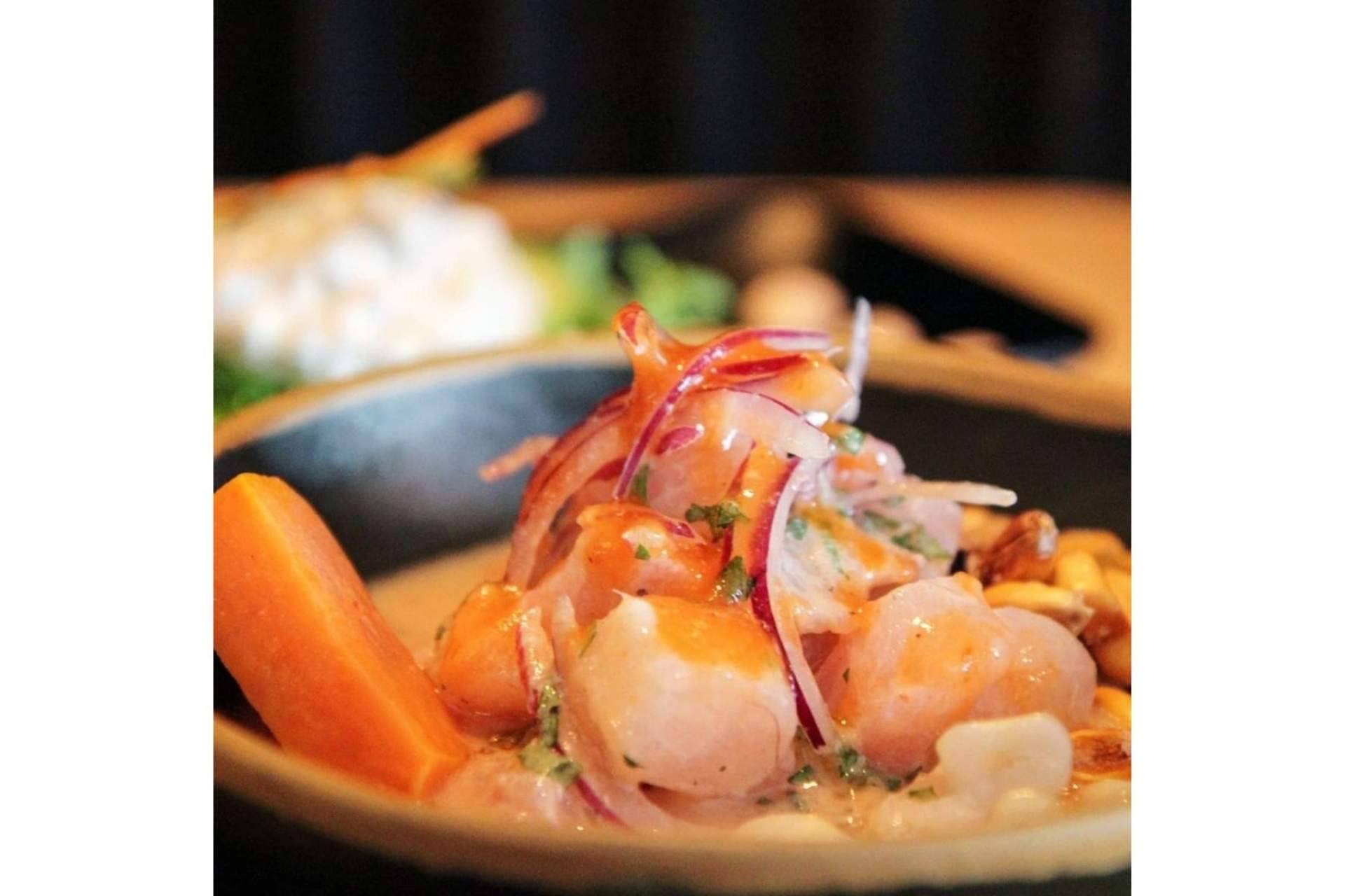 ¿Dónde encontrar un restaurante peruano que destaca por su ceviche? Pisco y Lima