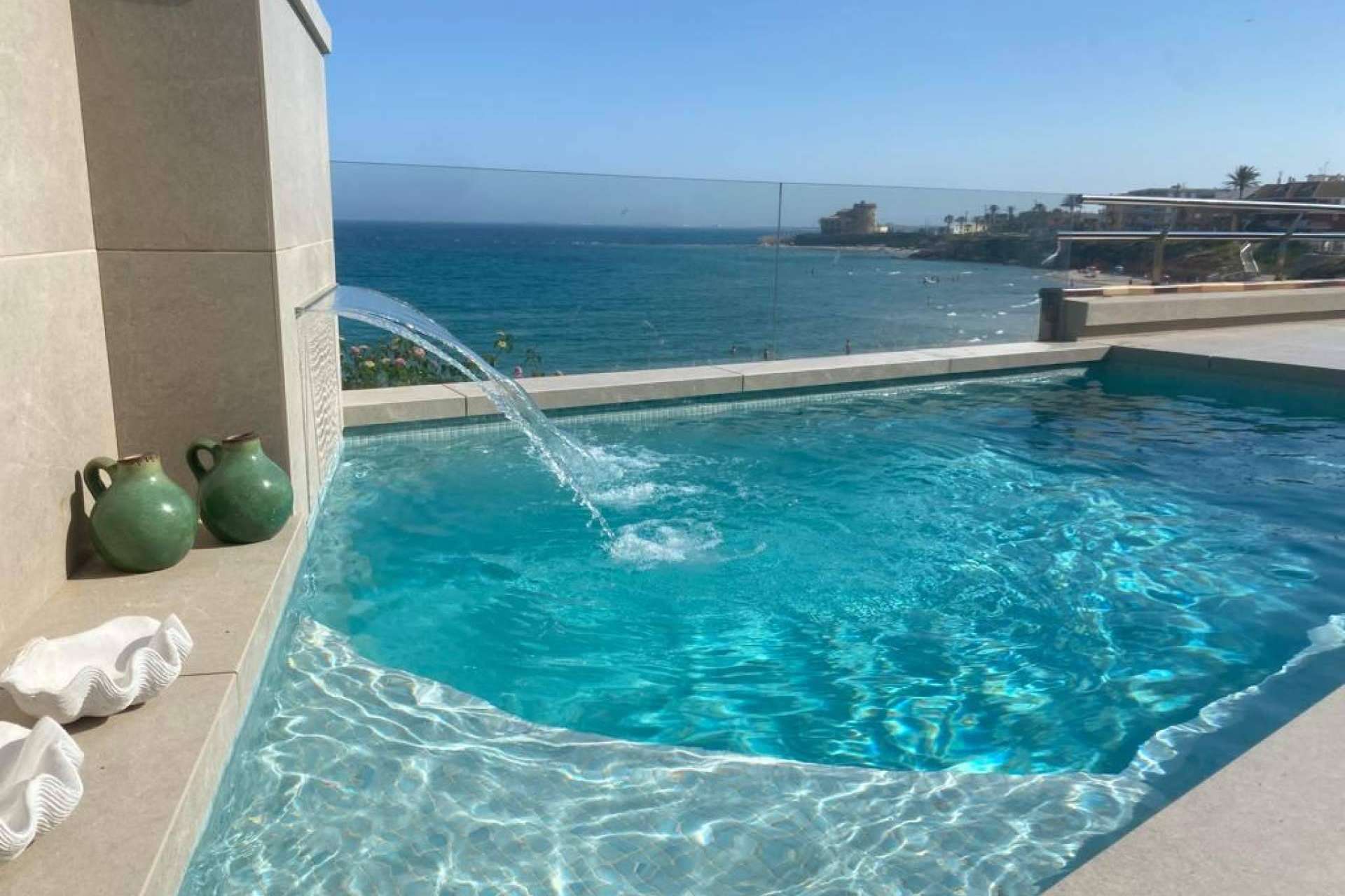 La instalación de cascadas y bombas de agua de Warmpool para conseguir un ambiente relajante
