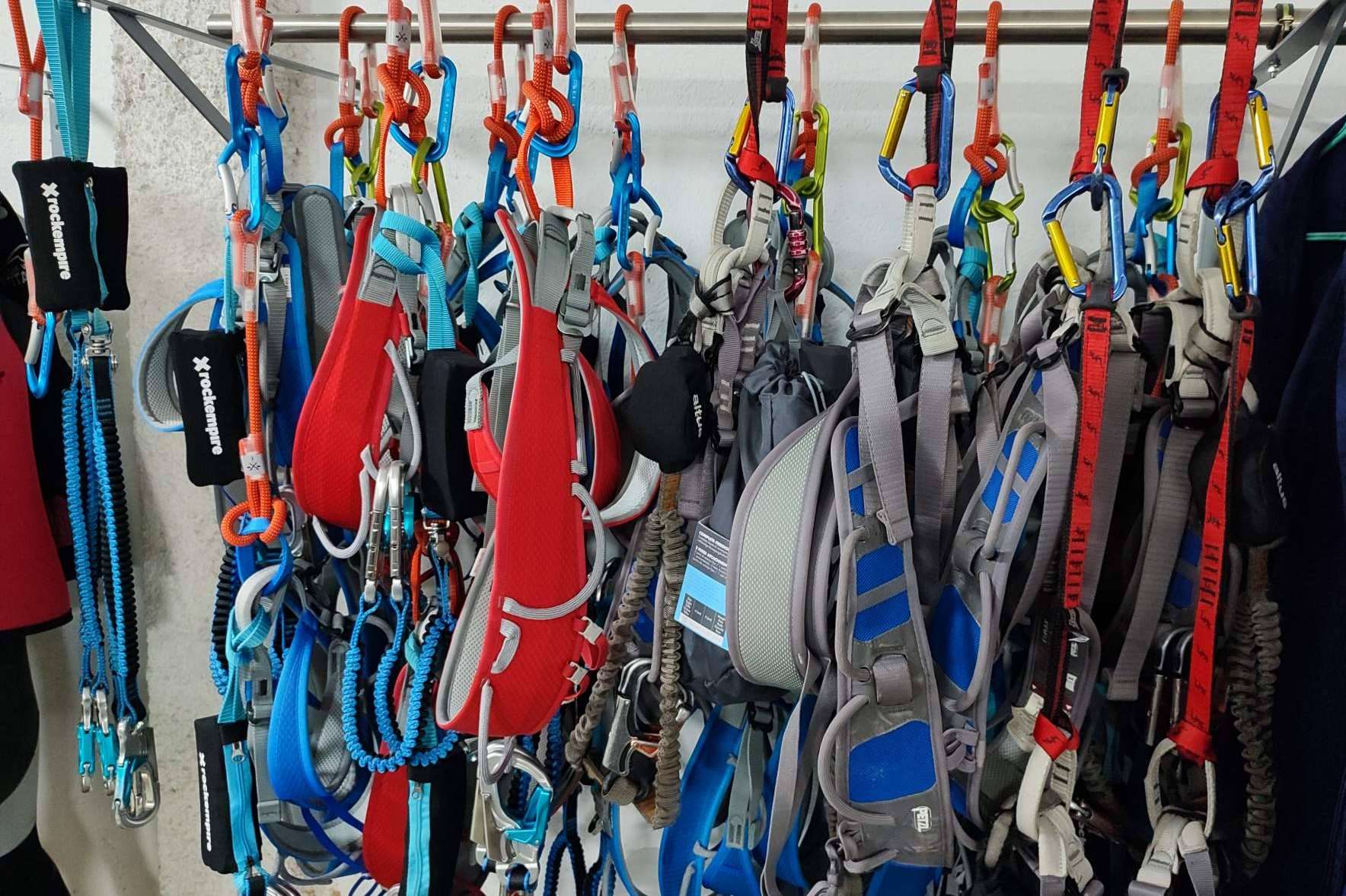 Guía y Deportes de Aventura es una tienda de montaña en Barcelona en la que alquilar material de montaña