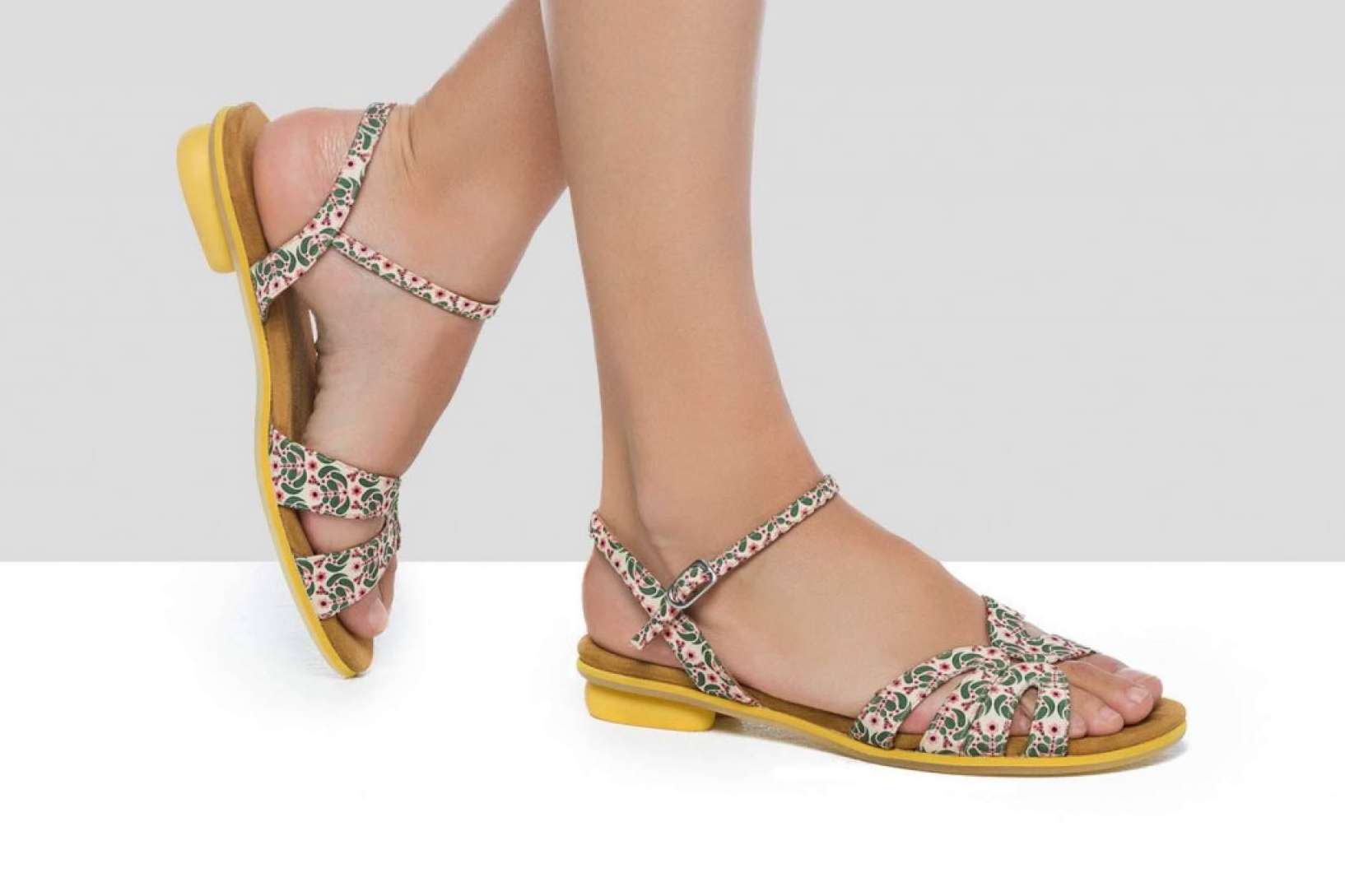 Las sandalias planas como las de Audley son tendencia este verano