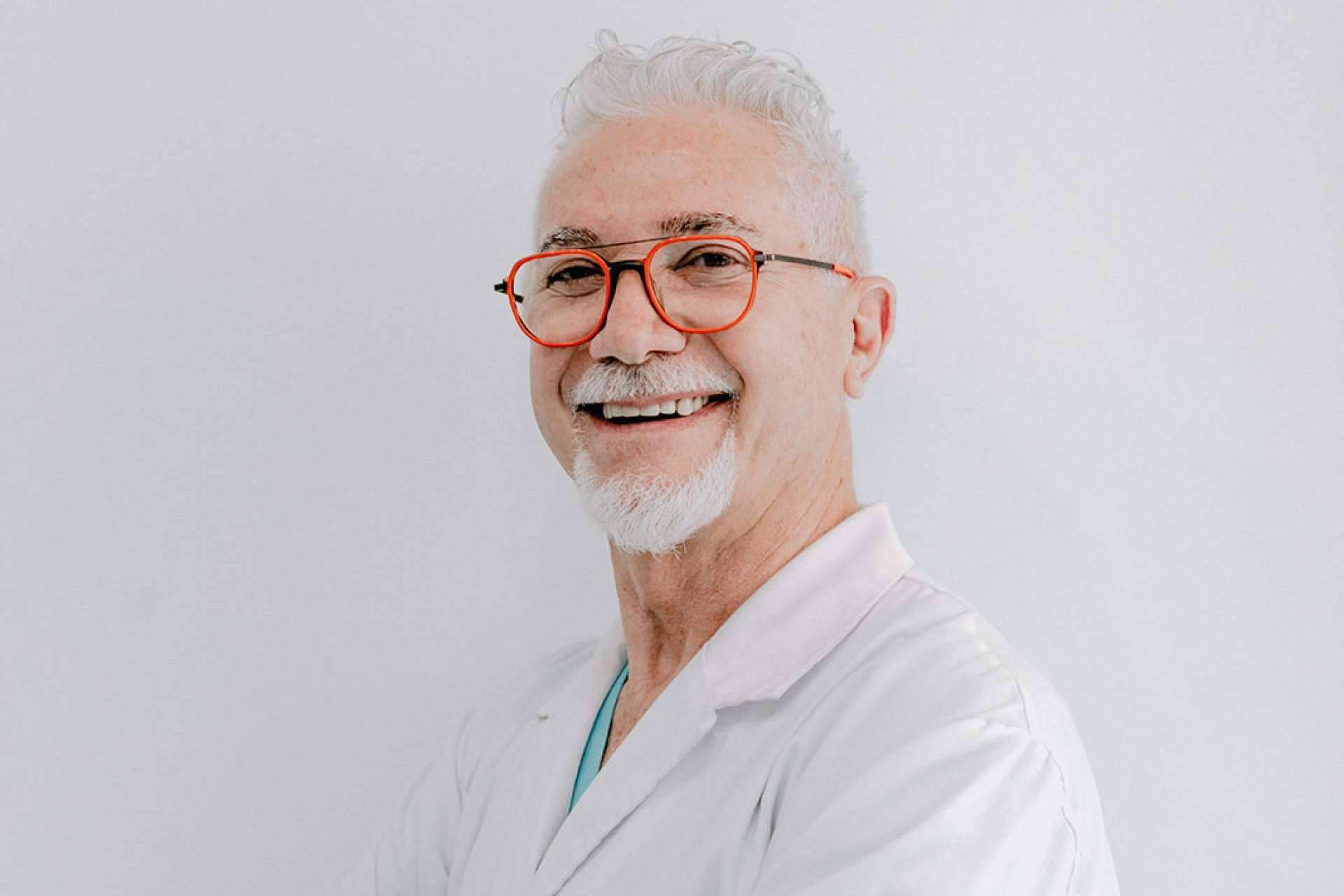 Uno de los cirujanos estéticos mejor valorados en Madrid, el Dr. Roy Camacho