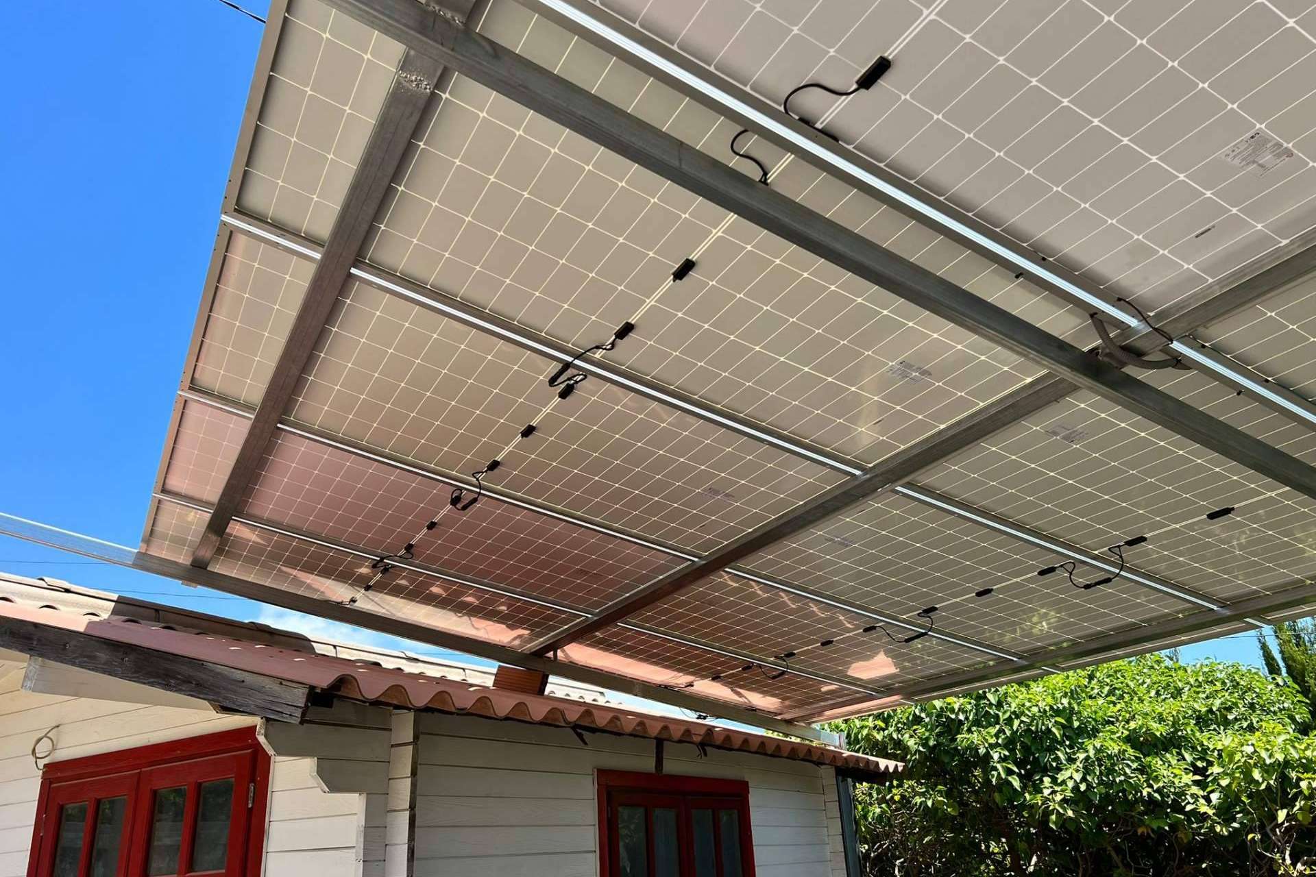 Razones por las que instalar una pérgola solar en el hogar es una de las mejores opciones