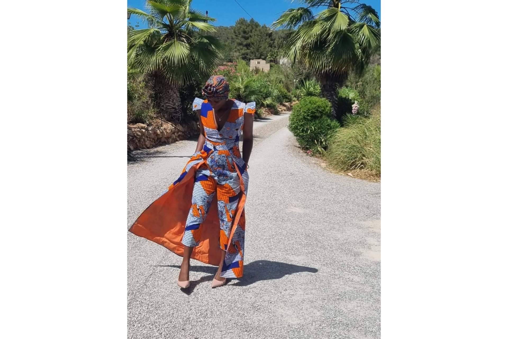 Queen Titíne, una marca de ropa solidaria que combina diferentes estampados africanos. Moda africana auténtica y combinado con el estilo occidental