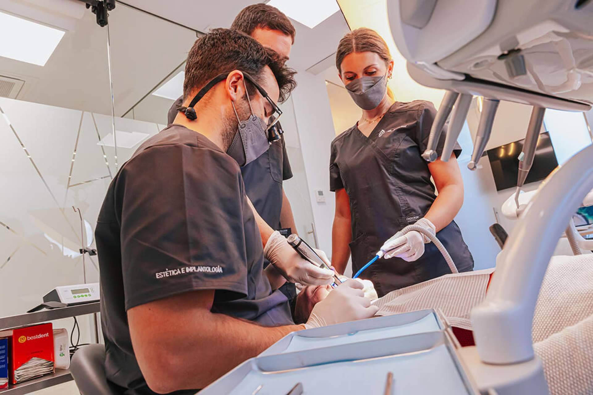 La clínica de Estética Dental Dr. Jesús Ruz es especialista en implantología dental