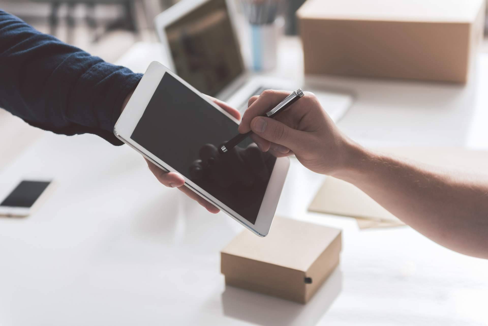 ¿Cuáles son las ventajas y usos de utilizar la aplicación SIGNply en empresas para firmar online?