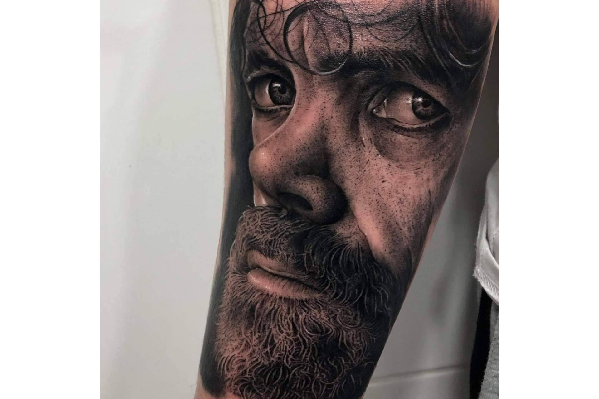 Uno de los tatuadores más reconocidos del mundo por transformar su trabajo en arte, Samu Rico