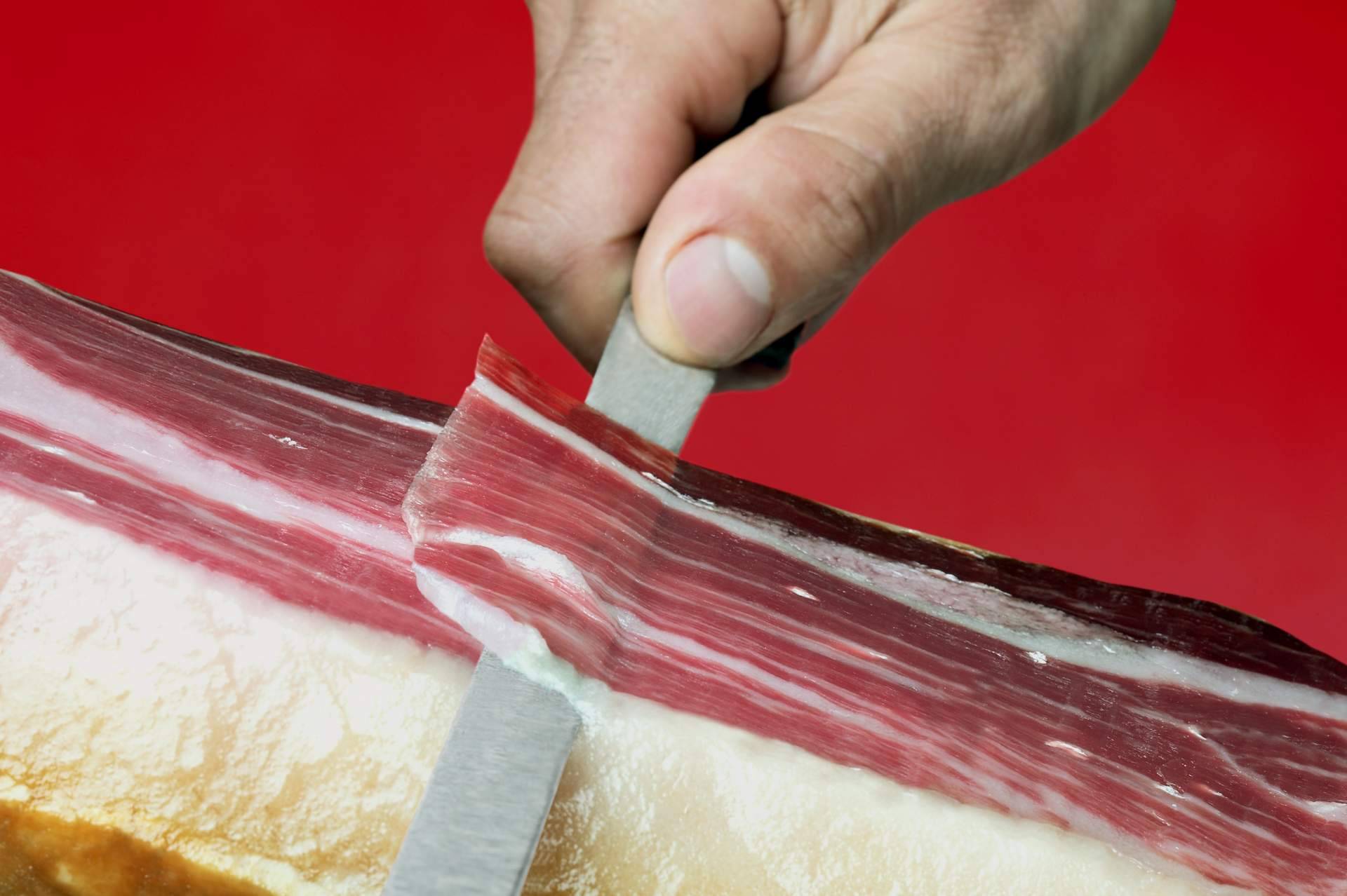 Cría de animales al aire libre con alimentos naturales para obtener un buen jamón de Extremadura, de la mano de Bendita Extremadura